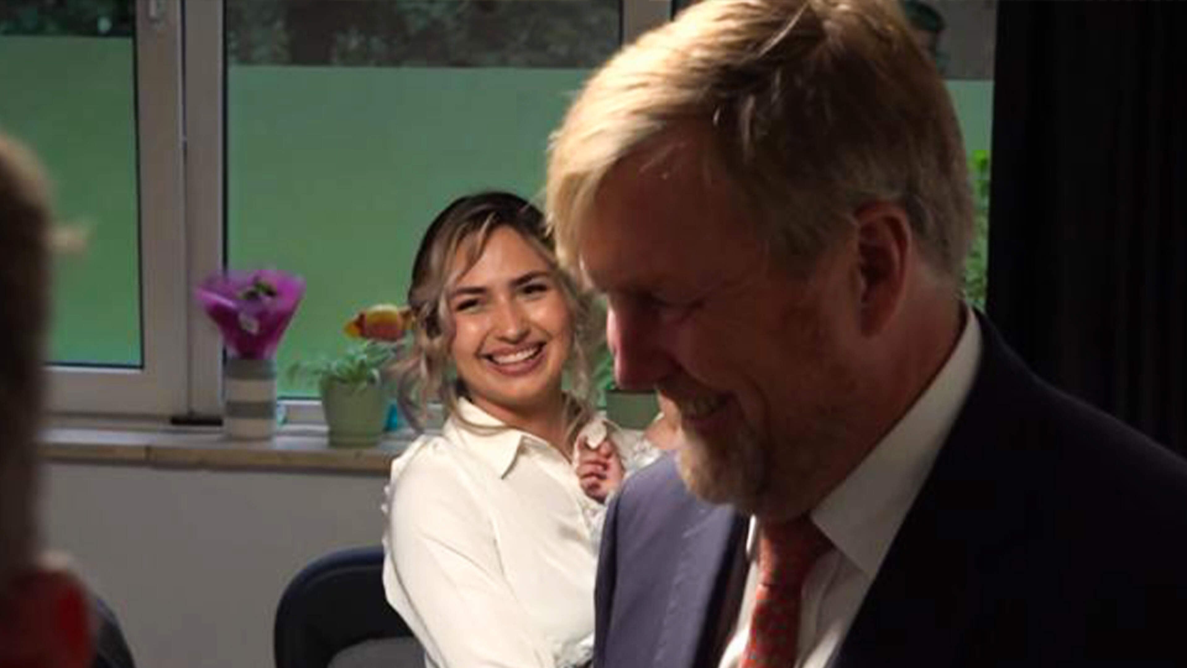 Koning verrast tijdens azc-bezoek: 'Ho, dat was ik!'