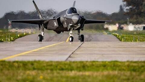 Een F-35 van de Nederlandse luchtmacht landt op vliegbasis Gilze Rijen. 