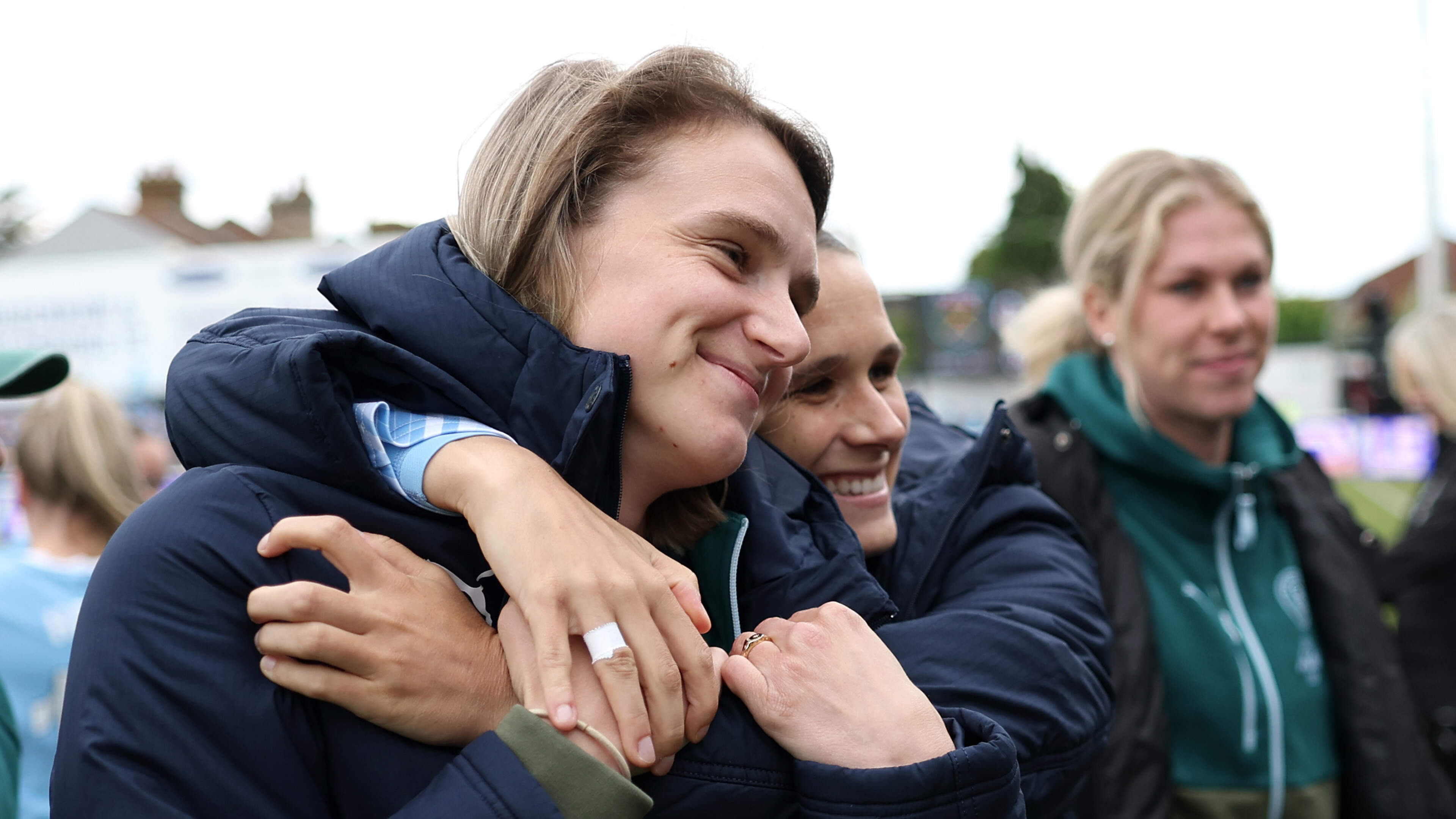 Vivianne Miedema deelt emotionele update over ernstig zieke moeder: ’Mama is eindelijk thuis’