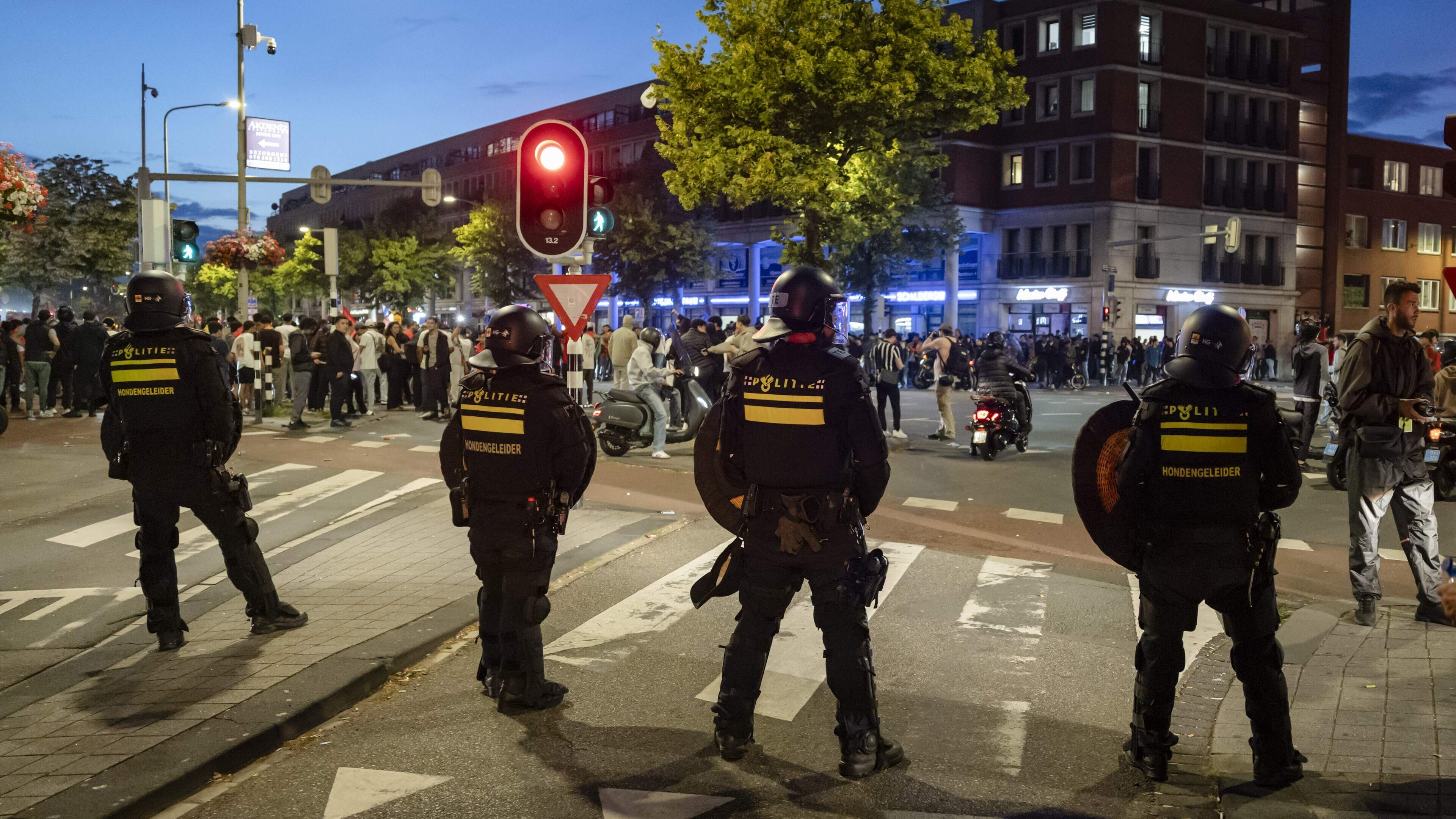 Burgemeester Den Haag tijdens spoeddebat: ’Ernstige wanordelijkheden en geweld tegen de politie tijdens Nederland-Marokko’