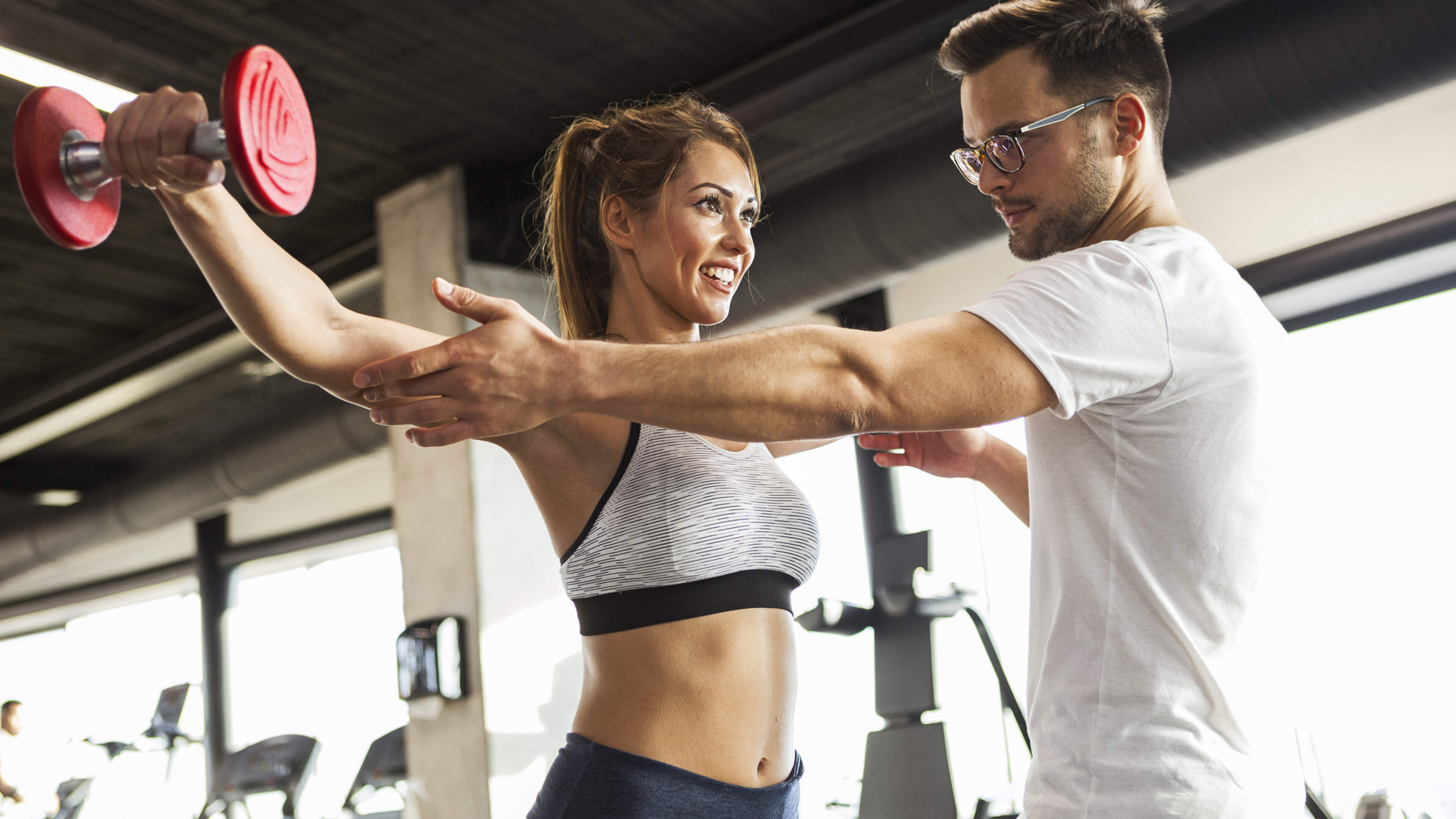 Belinda (43): ’Ik ben verliefd op mijn personal trainer,  moet ik het hem vertellen?’