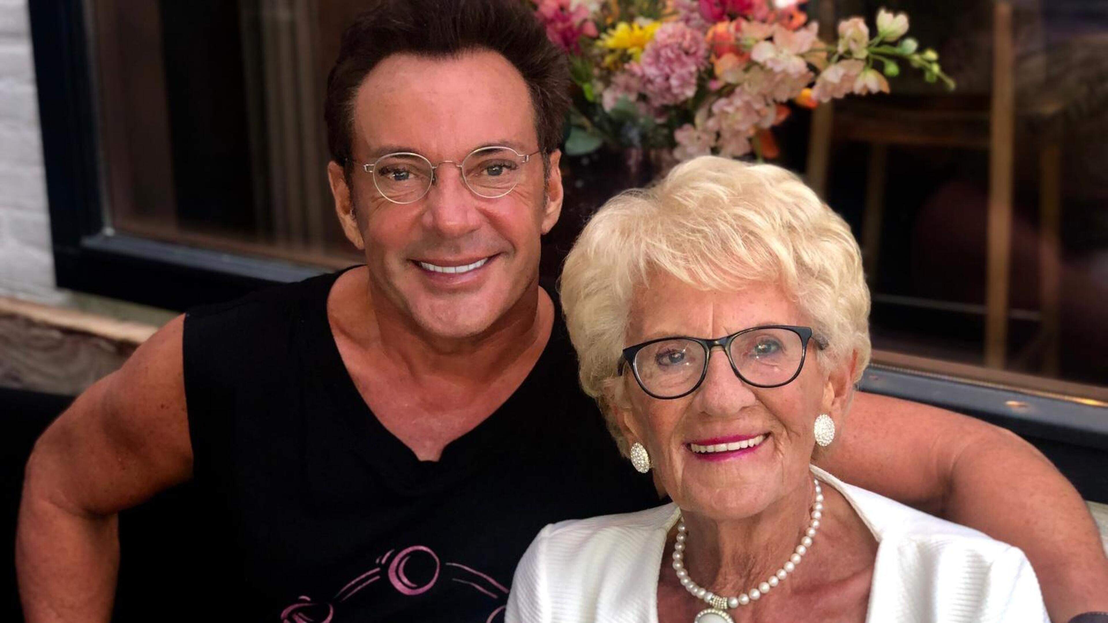 Spontaan eerbetoon Gerard Joling op de plaat gezet na scène in docusoap: ’Ik mis mama nog elke dag ’