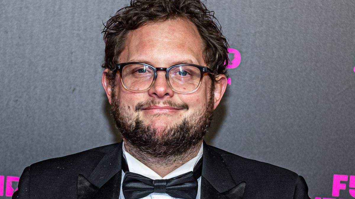 Diederik Jekel Zegt Ja: Enkelvoudige Ceremonie met Jochem van Gelder als Ceremoniemeester