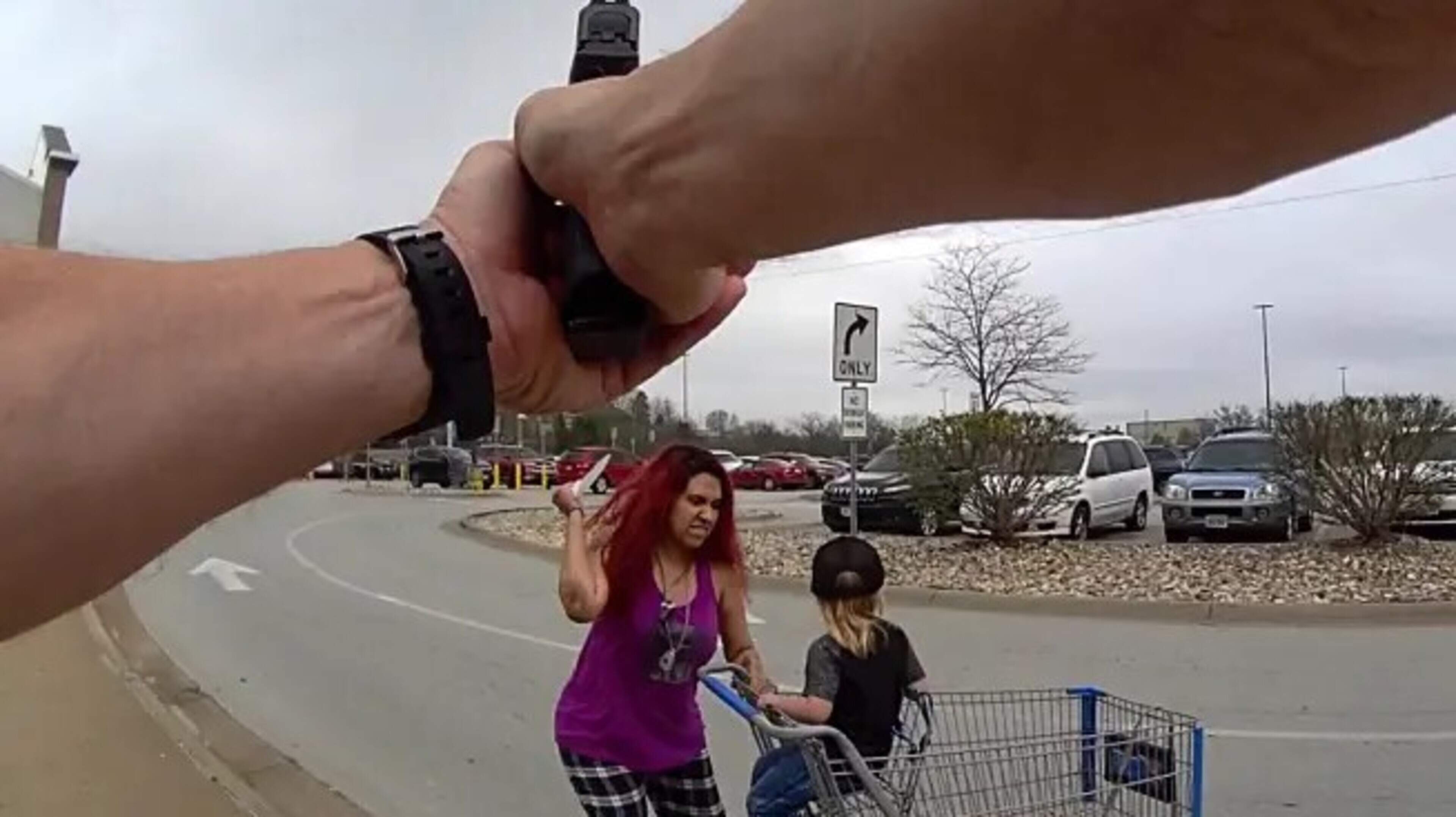 Amerikaanse agenten schieten vrouw dood die in supermarkt kind (3) ontvoerde en met groot mes stak