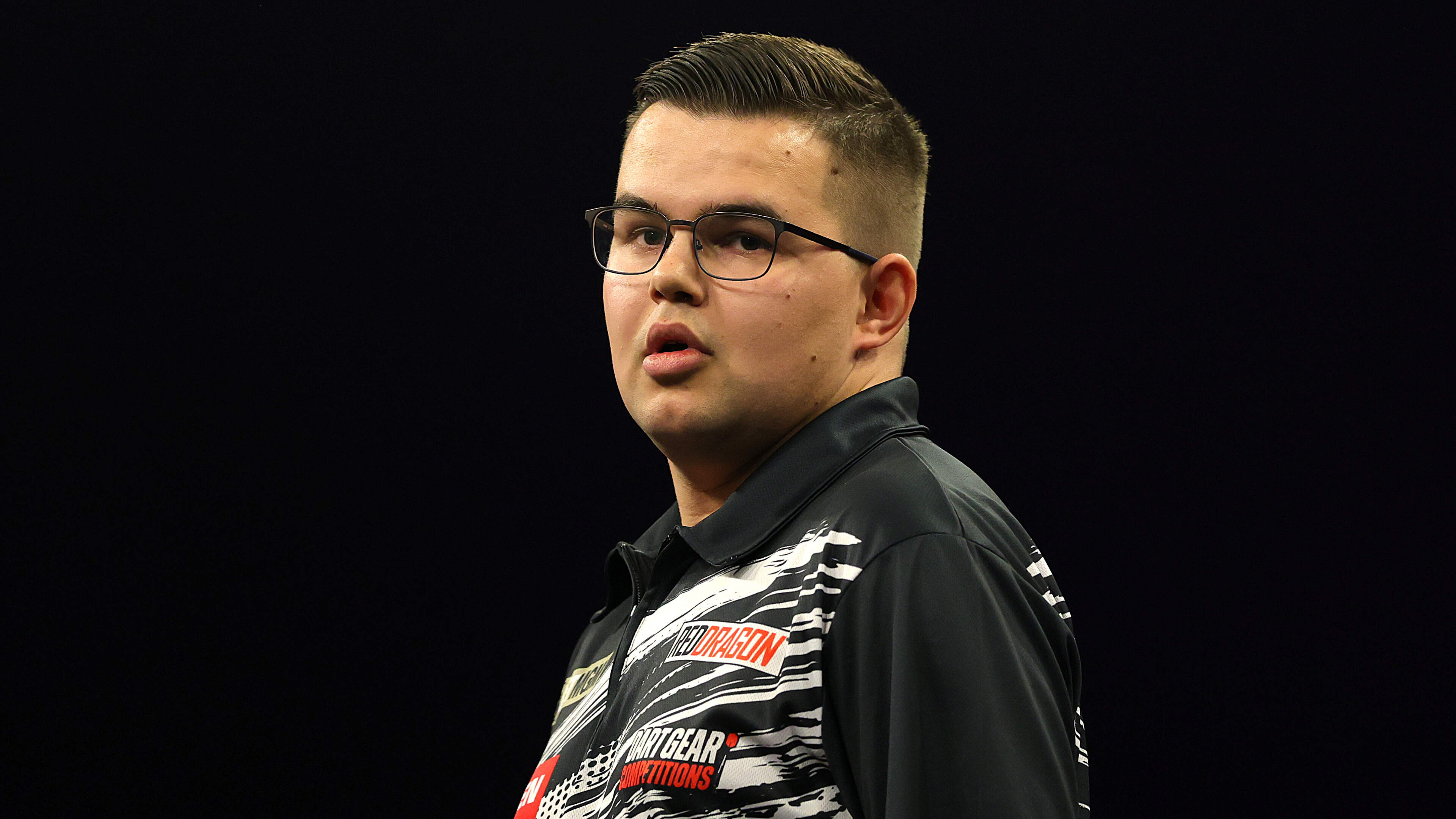 Michael van Gerwen en Gian van Veen uitgeschakeld voor play-offs Premier League Darts na teleurstellende avond