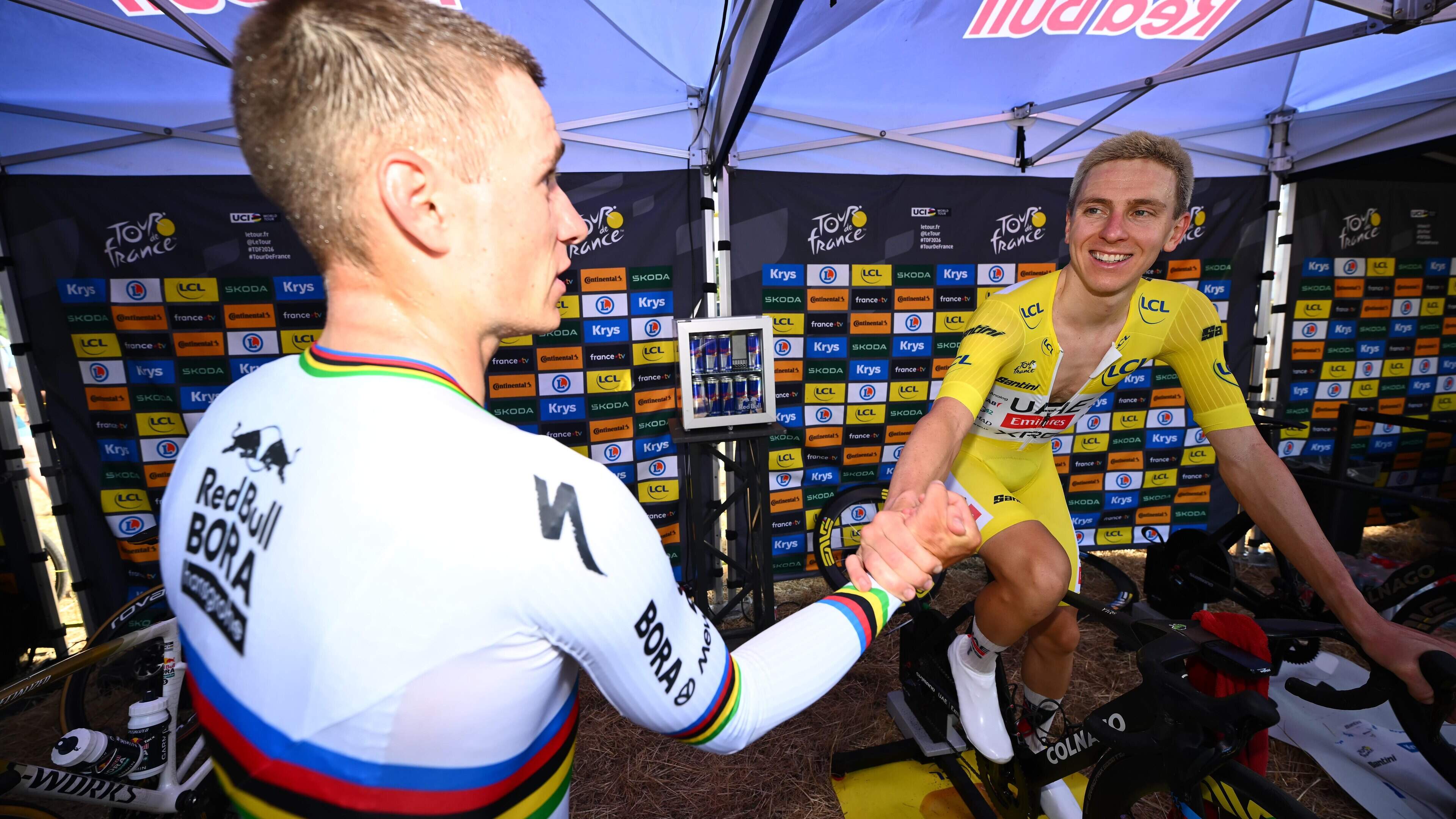 Tadej Pogacar maakt diepe buiging voor Remco Evenepoel en kijkt uit naar ’gekkenhuis’ op Alpe d’Huez
