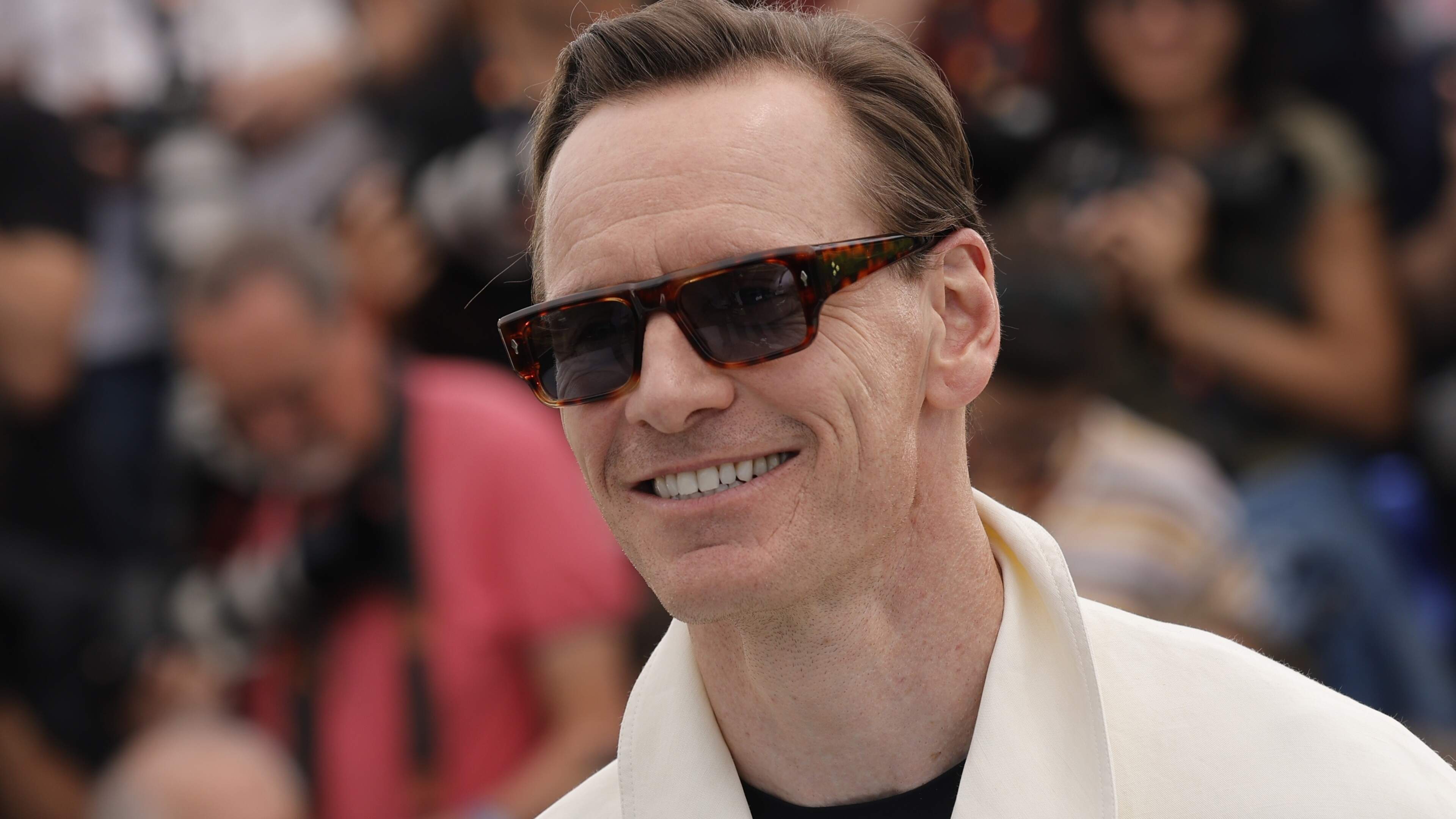 Michael Fassbender hoopt dat buitenaardse wezens ons iets kunnen leren: ’Hopelijk zijn ze niet al te agressief’