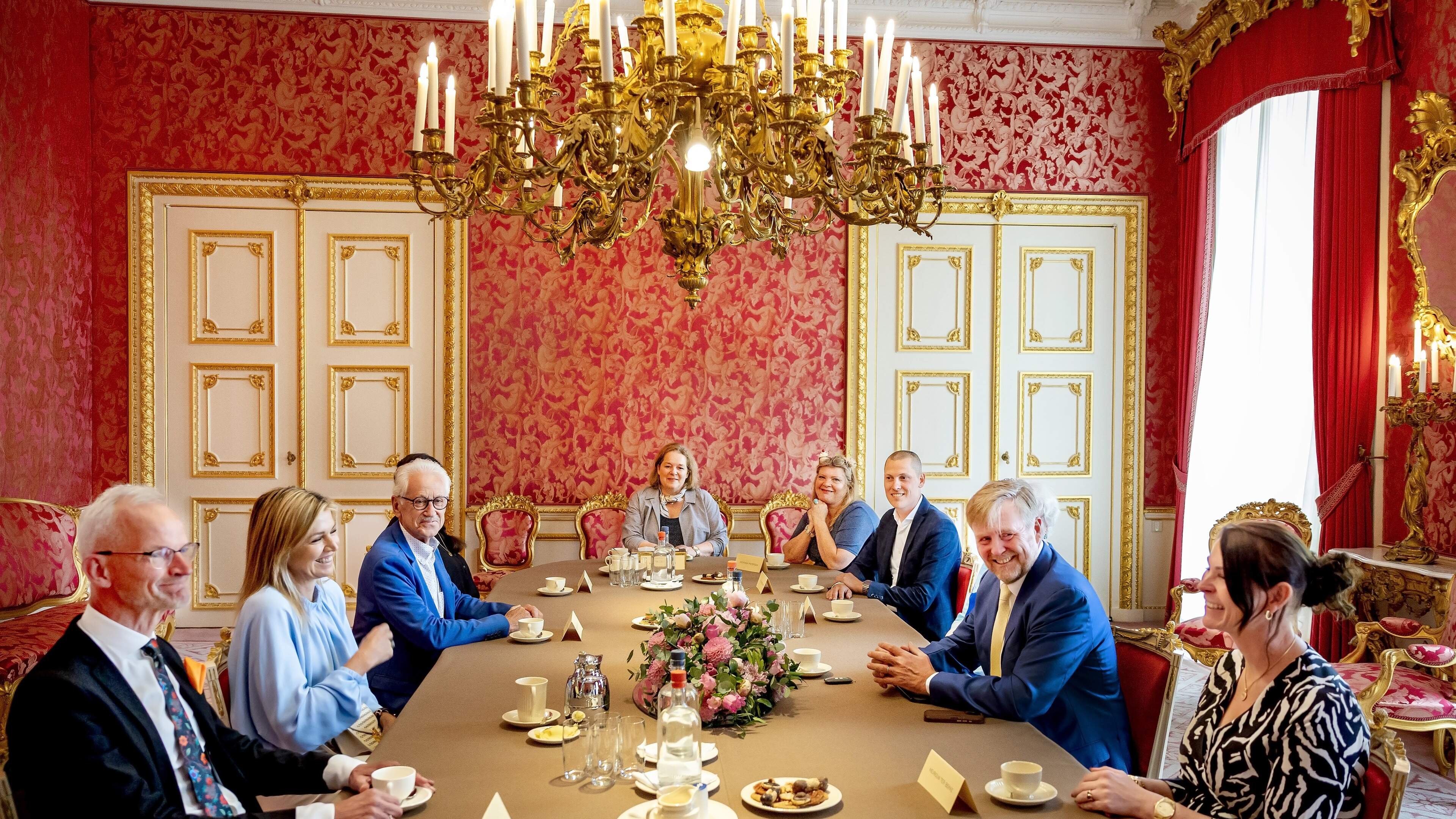 Koning wordt bedolven onder de post en die wordt altijd gelezen: ’Wij mochten komen praten over onze klacht’