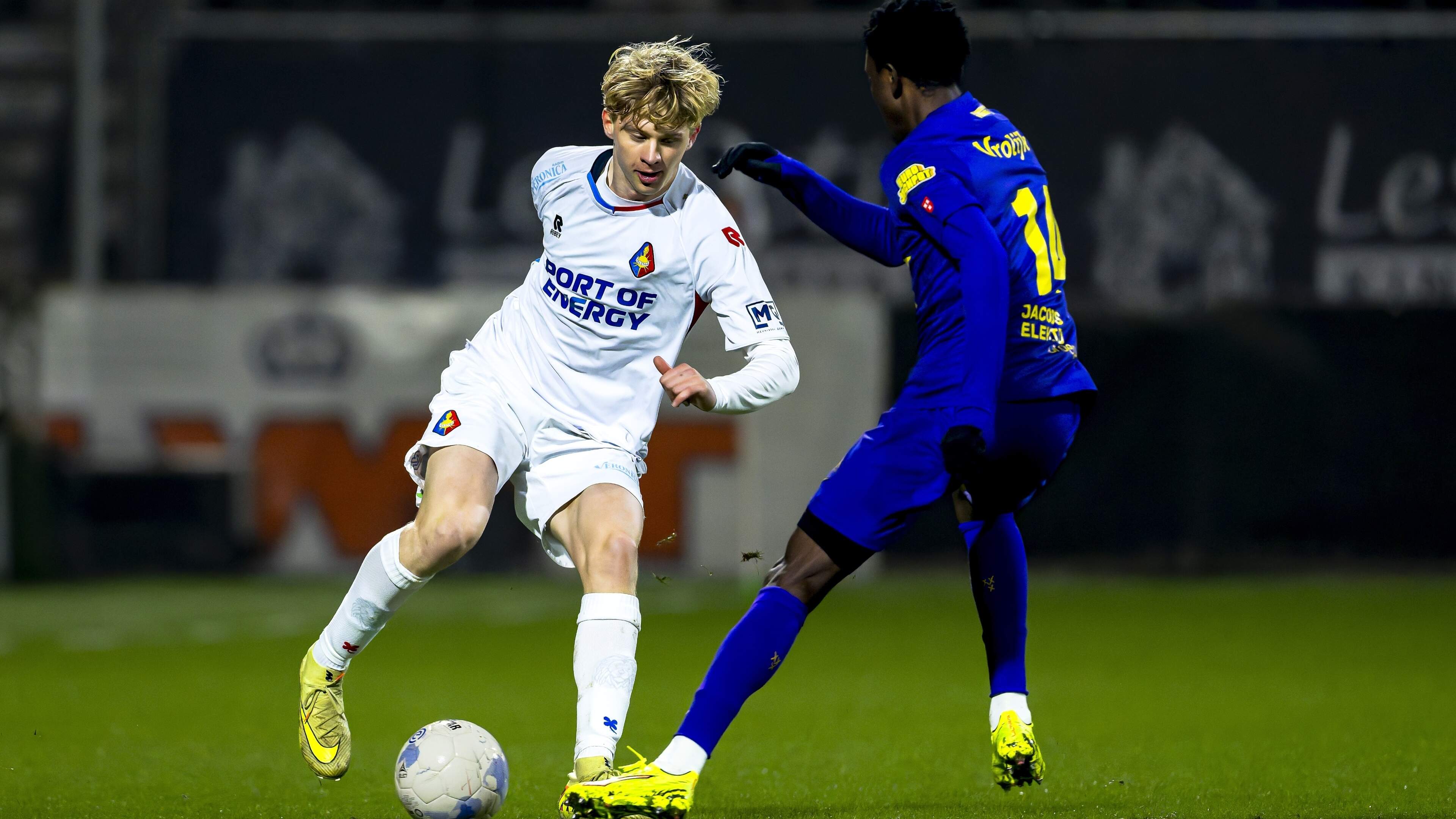 Cedric Hatenboer gevolgd door vrijwel volledige linkerrijtje van Eredivisie