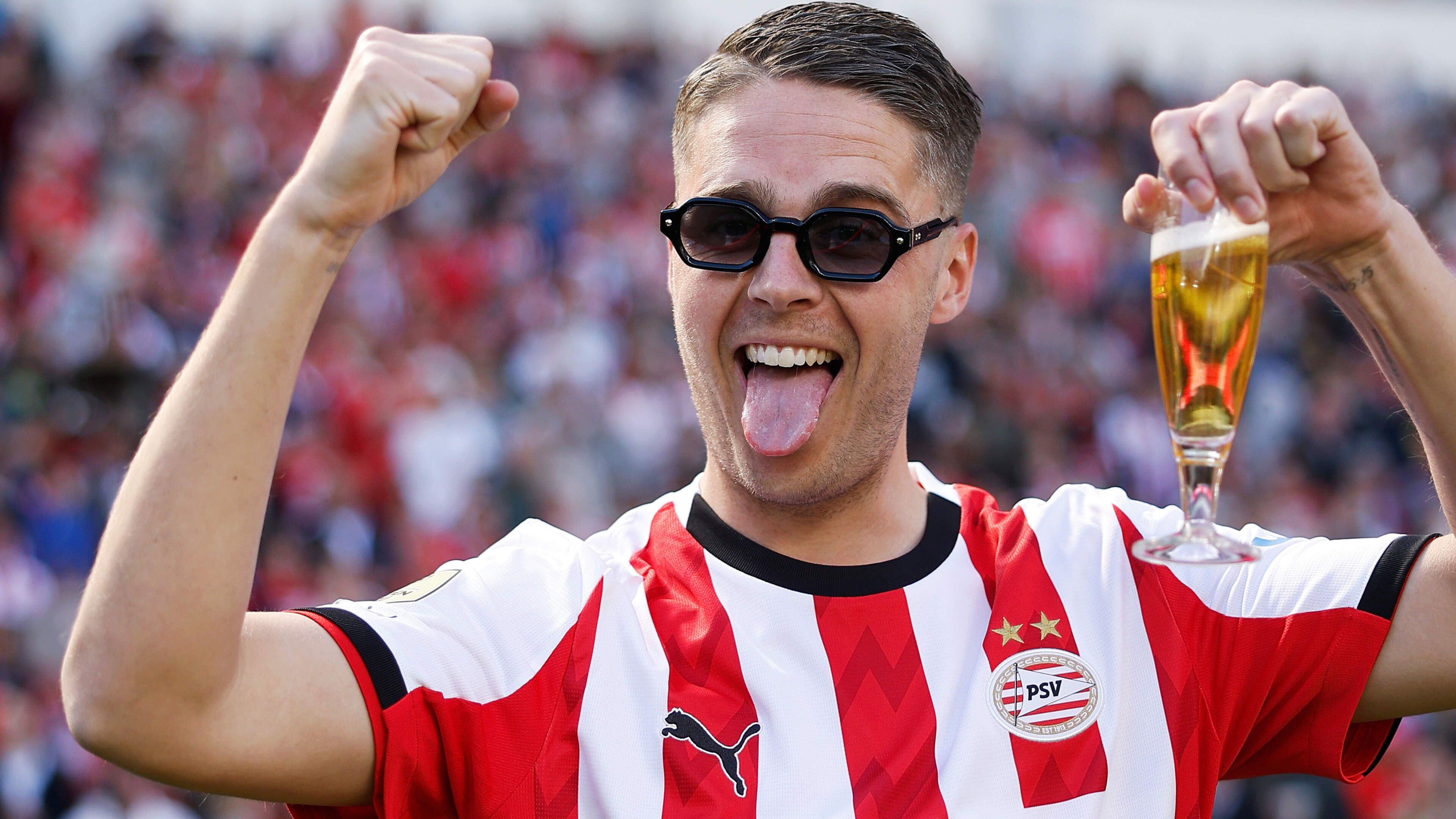 LIVE: Uitzinnig Eindhoven juicht PSV'ers op platte kar toe