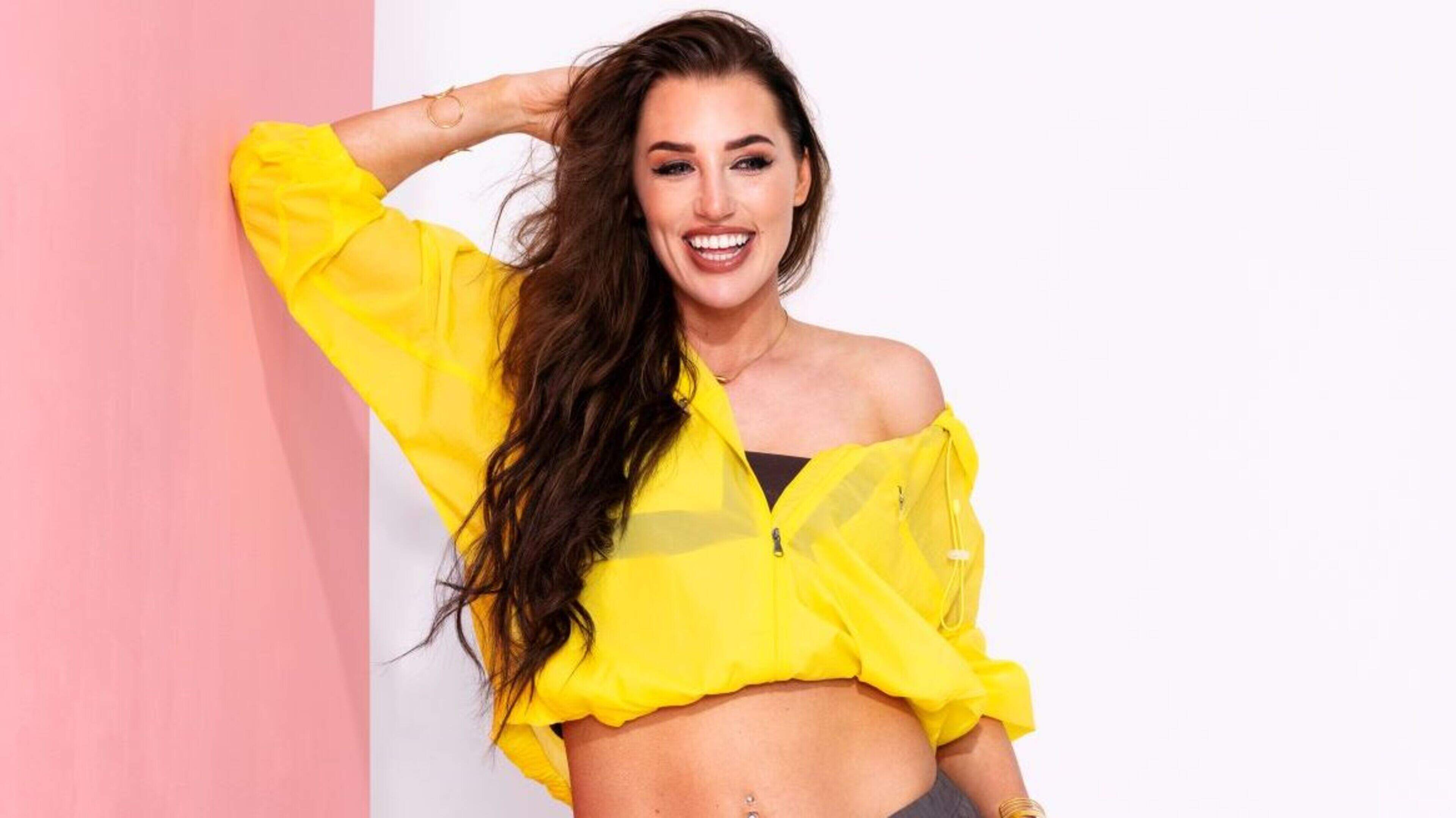 Jørney (27) uit Ex on the beach groeide op in een crimineel milieu: ’Een zak pillen op tafel, dat was normaal’