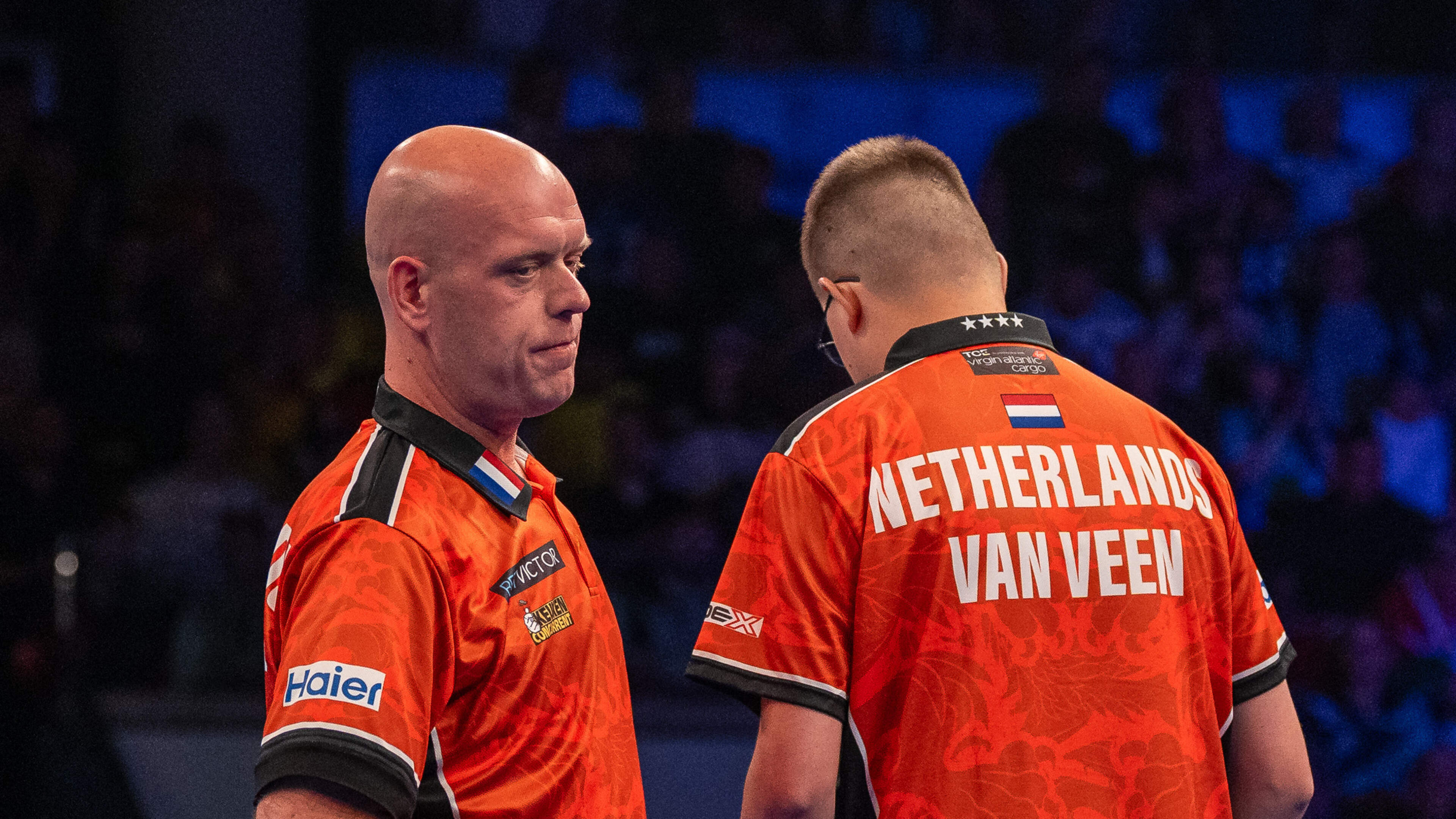 Michael van Gerwen en Gian van Veen zien wereldtitel in rook opgaan en verliezen met ruime cijfers van topfavoriet Engeland
