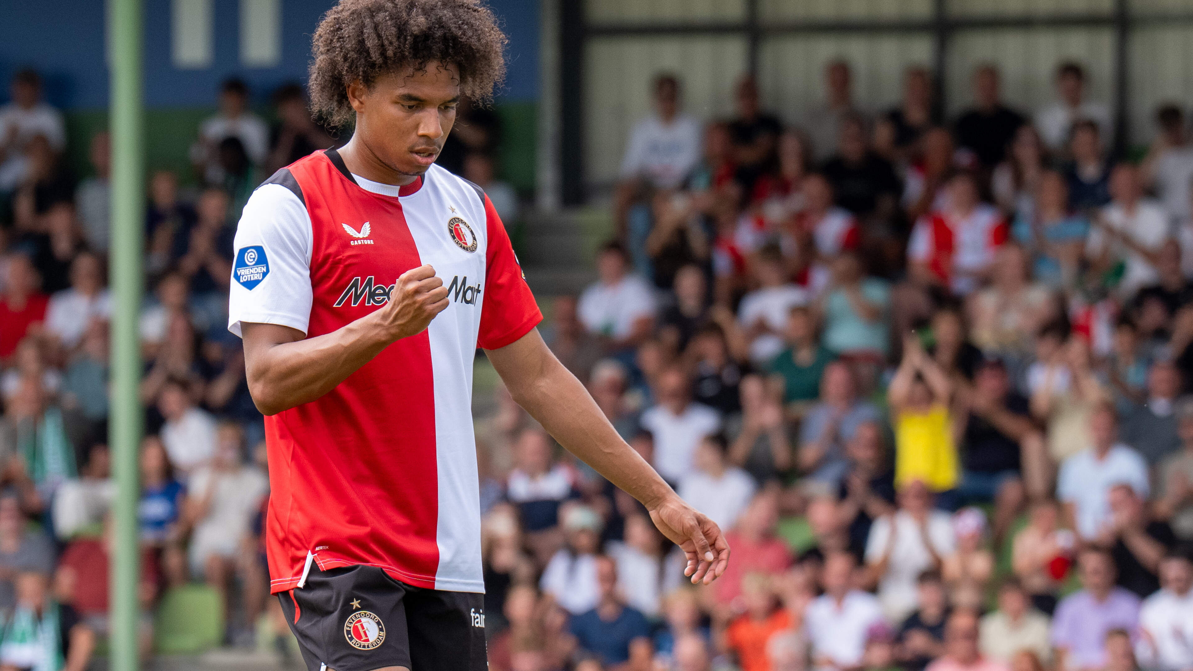 Giovanni van Bronckhorst over contractontbinding Calvin Stengs bij Feyenoord: ’Door zijn verleden is dat wat moeilijker’