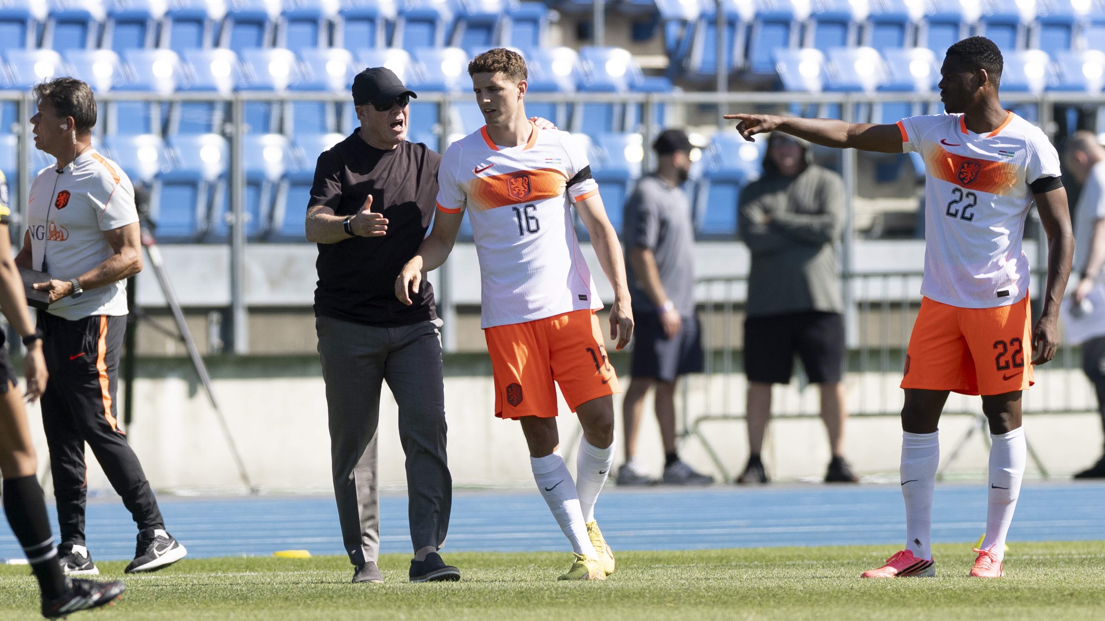 LIVE | Nederlands elftal na rood Guus Til met tien
