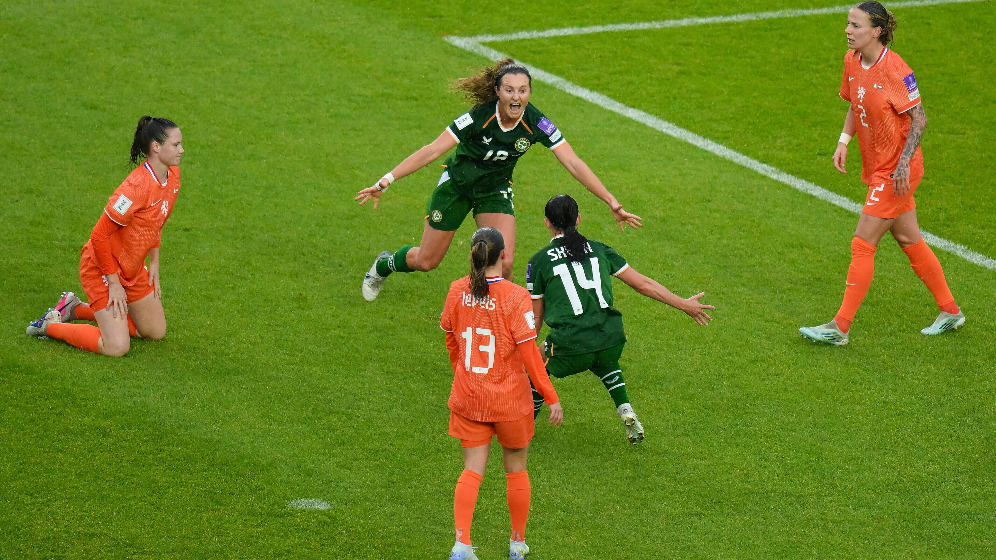 Oranje Leeuwinnen lijden dure nederlaag in Ierland en zetten snelle WK-kwalificatie op het spel