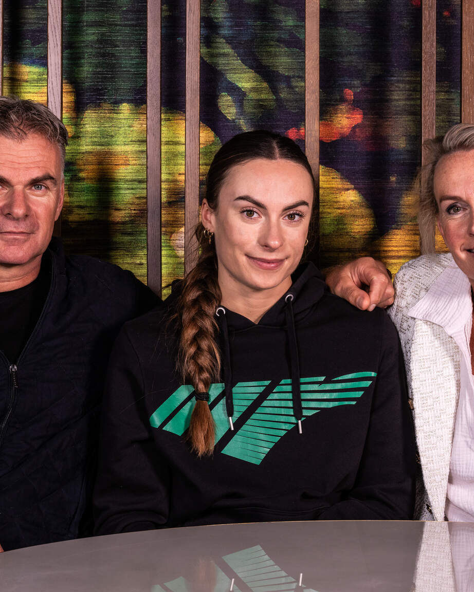 Femke Kok (m.), haar vader Rene (l.) en moeder Ilja