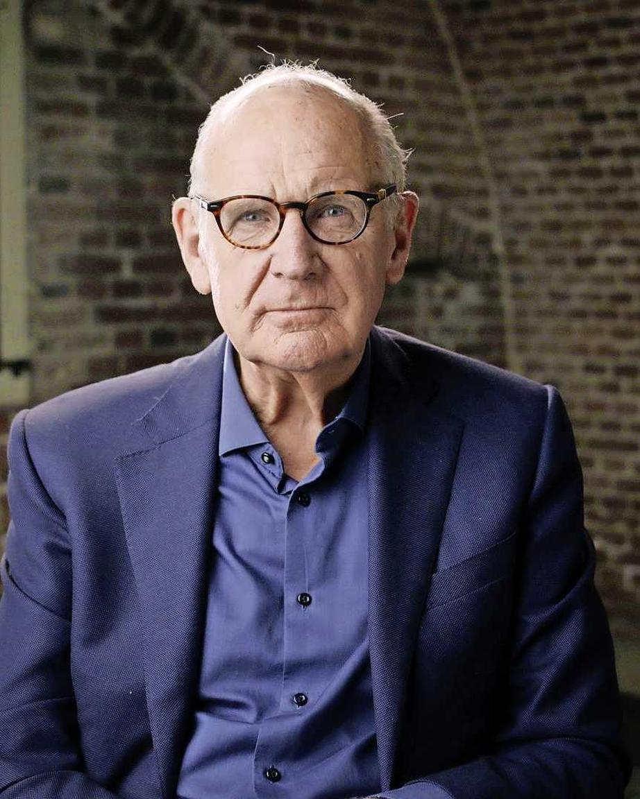 Philip Freriks duikt voor zijn nieuwe serie in oude oorlogsfoto’s.