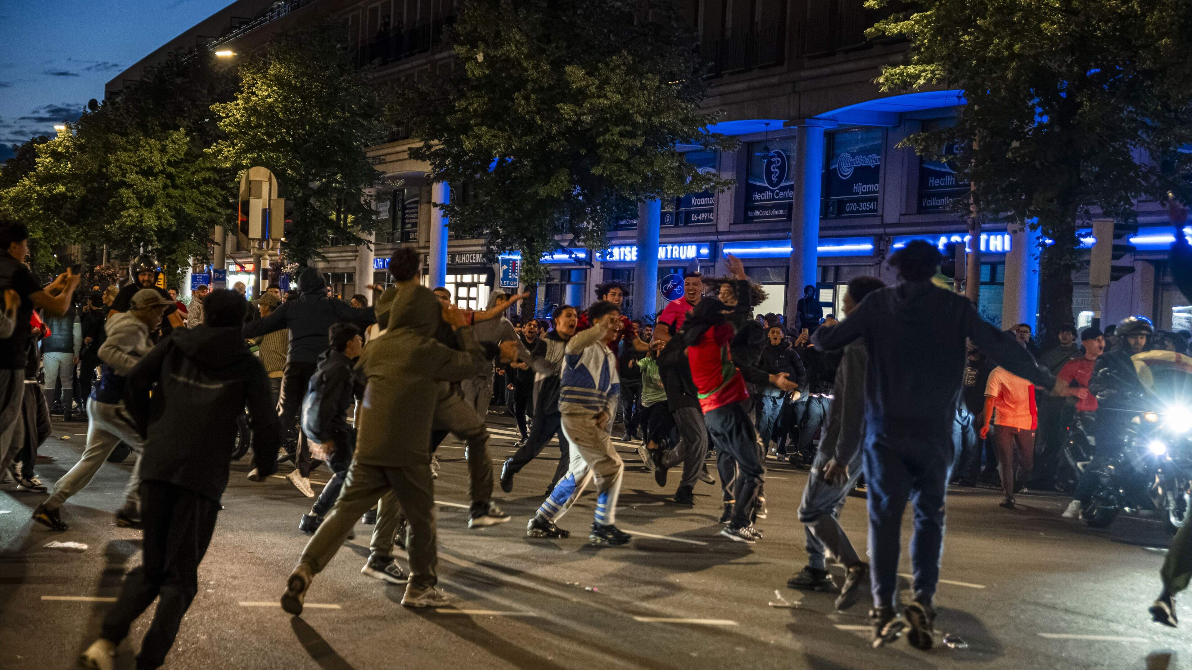 Feestvreugde om WK-zege Marokko slaat om: 29 arrestaties in Den Haag en twee agenten gewond