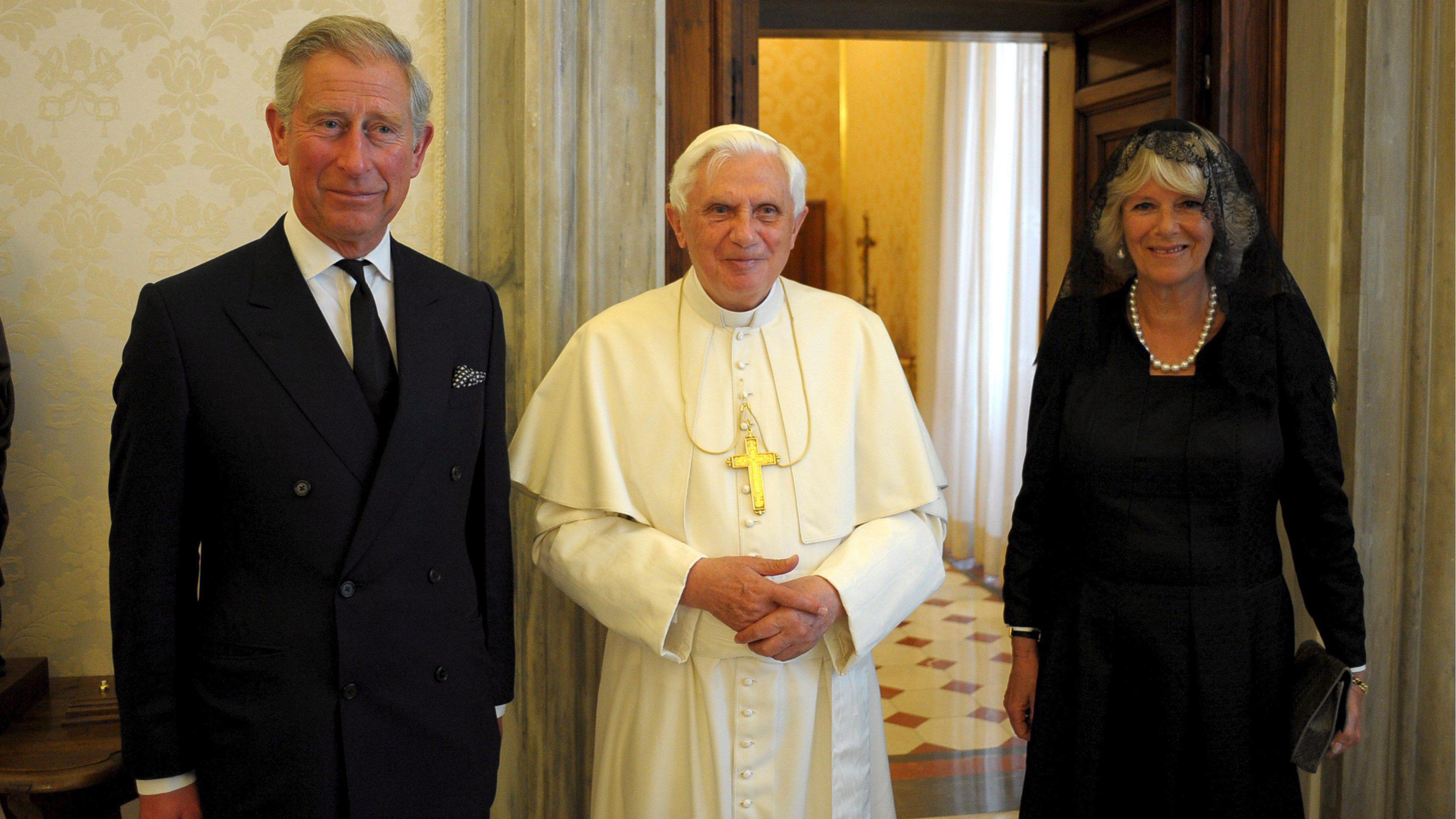Koning Charles bedroefd om overlijden paus Benedictus XVI | De Telegraaf