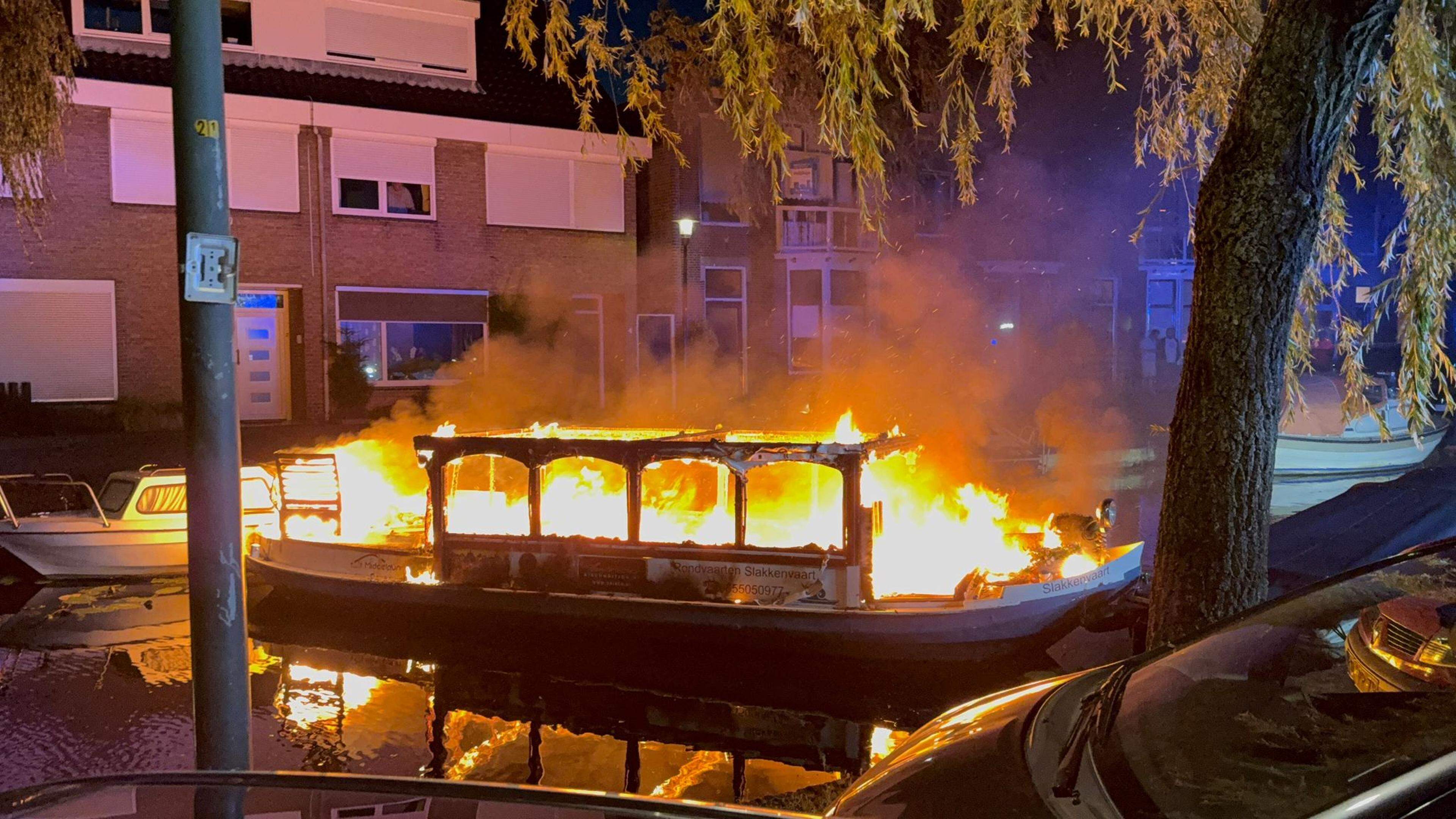 Massale steun voor sociale kapitein uit Maassluis die treurt om afgebrande boot