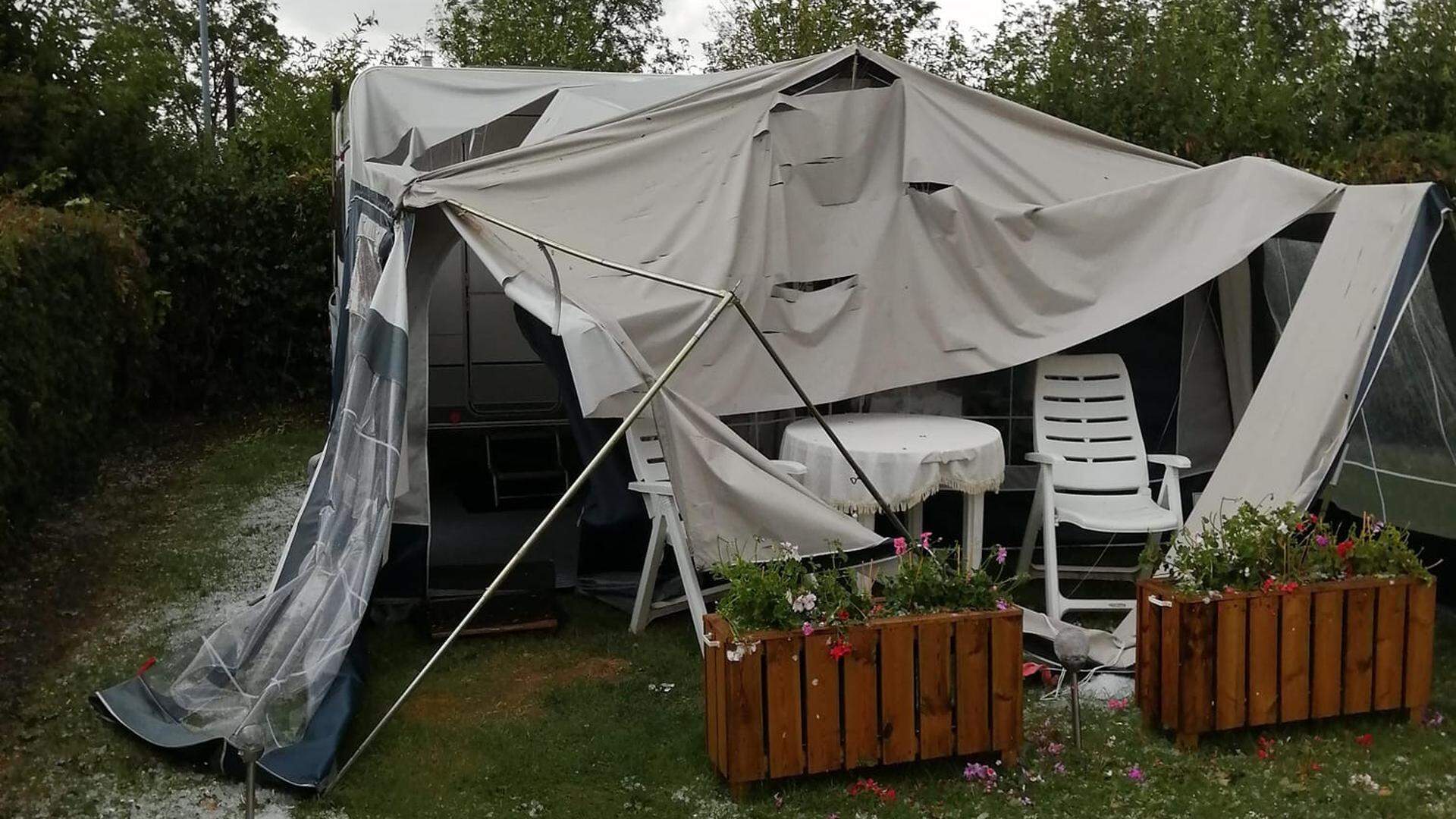 Tenten en caravans waren beschadigd.