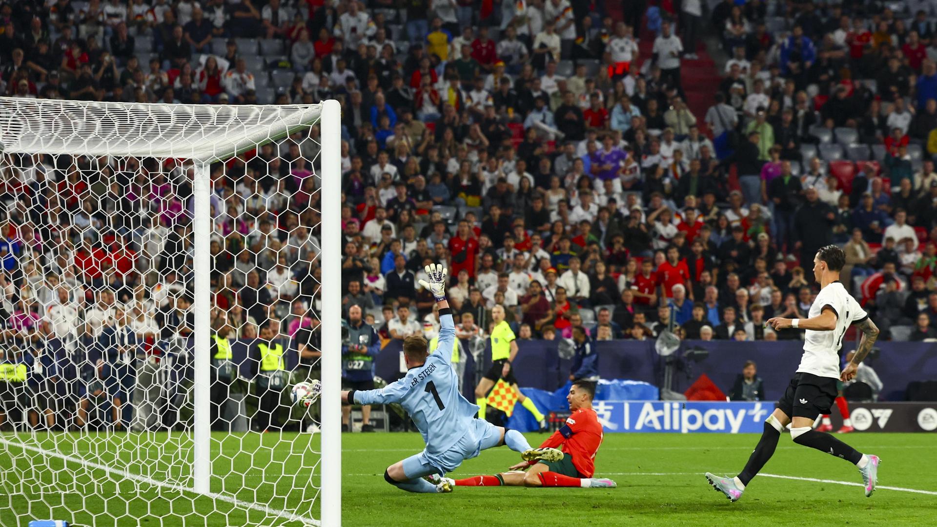 Cristiano Ronaldo glijdt de 1-2 binnen.