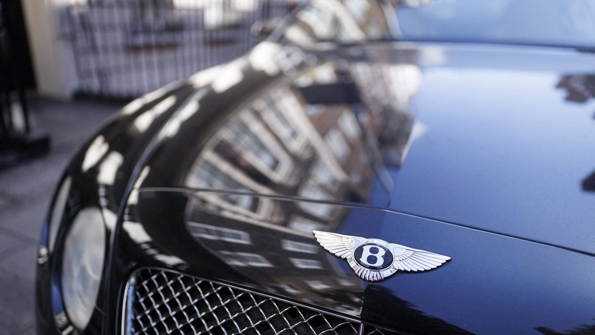 De Bentley-rijder claimde dat de scooterrijder tegen hem opreed, en niet andersom.