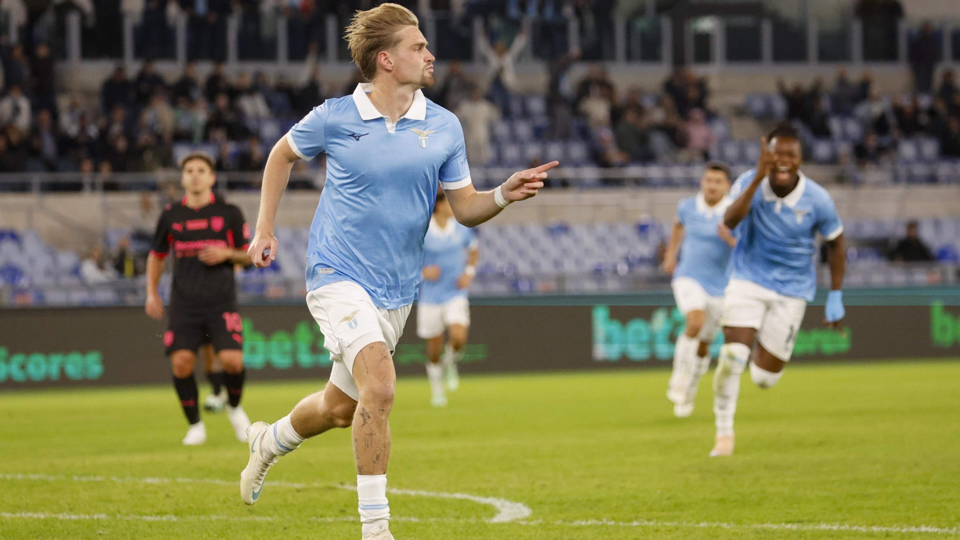 Kenneth Taylor goud waar voor Lazio, veerkrachtig AS Roma pakt mede dankzij assist Donyell Malen punt
