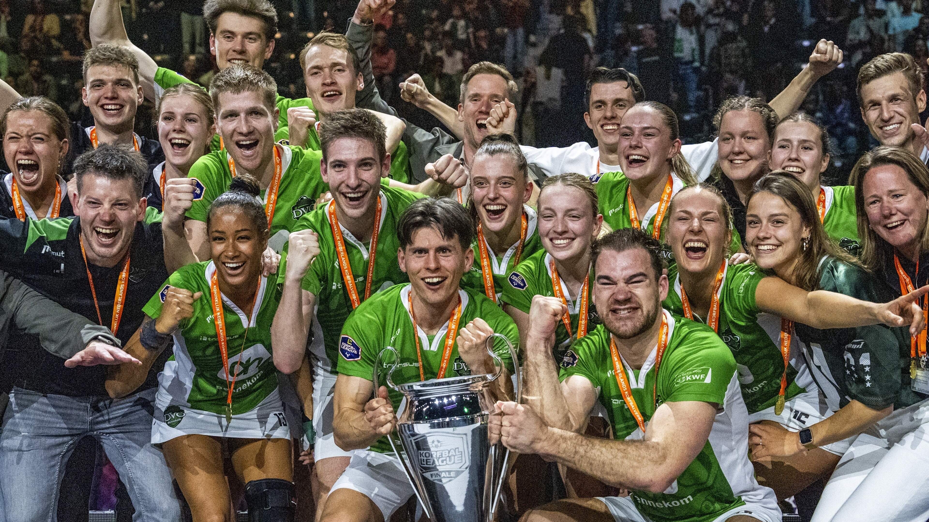 Korfbalster Rosalie Peet is het stralende middelpunt van de feestvreugde nadat ze DVO voor het eerst de landstitel heeft bezorgd: ’Ik werd gewoon superster genoemd’