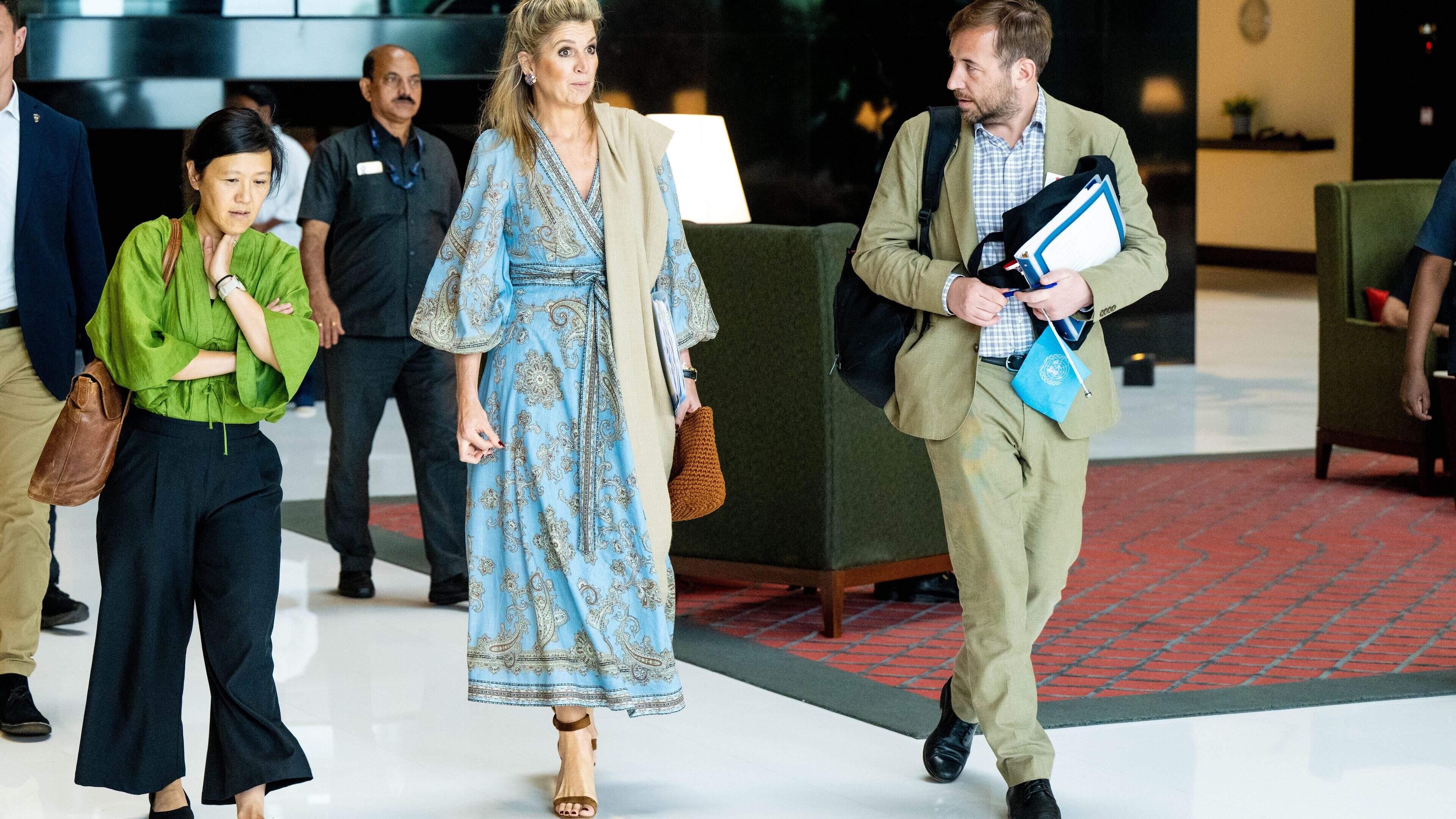 Koningin lijkt helemaal geen last te hebben van jetlag: ’Máxima in zwierige overslagjurk op bezoek in India’