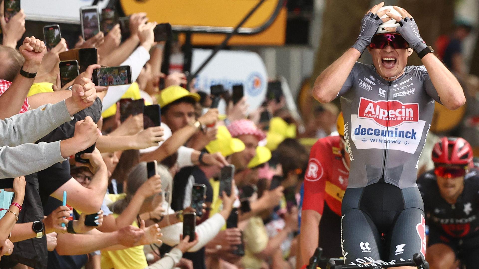 Jasper Philipsen wint de openingsrit in de Tour en pakt geel. 