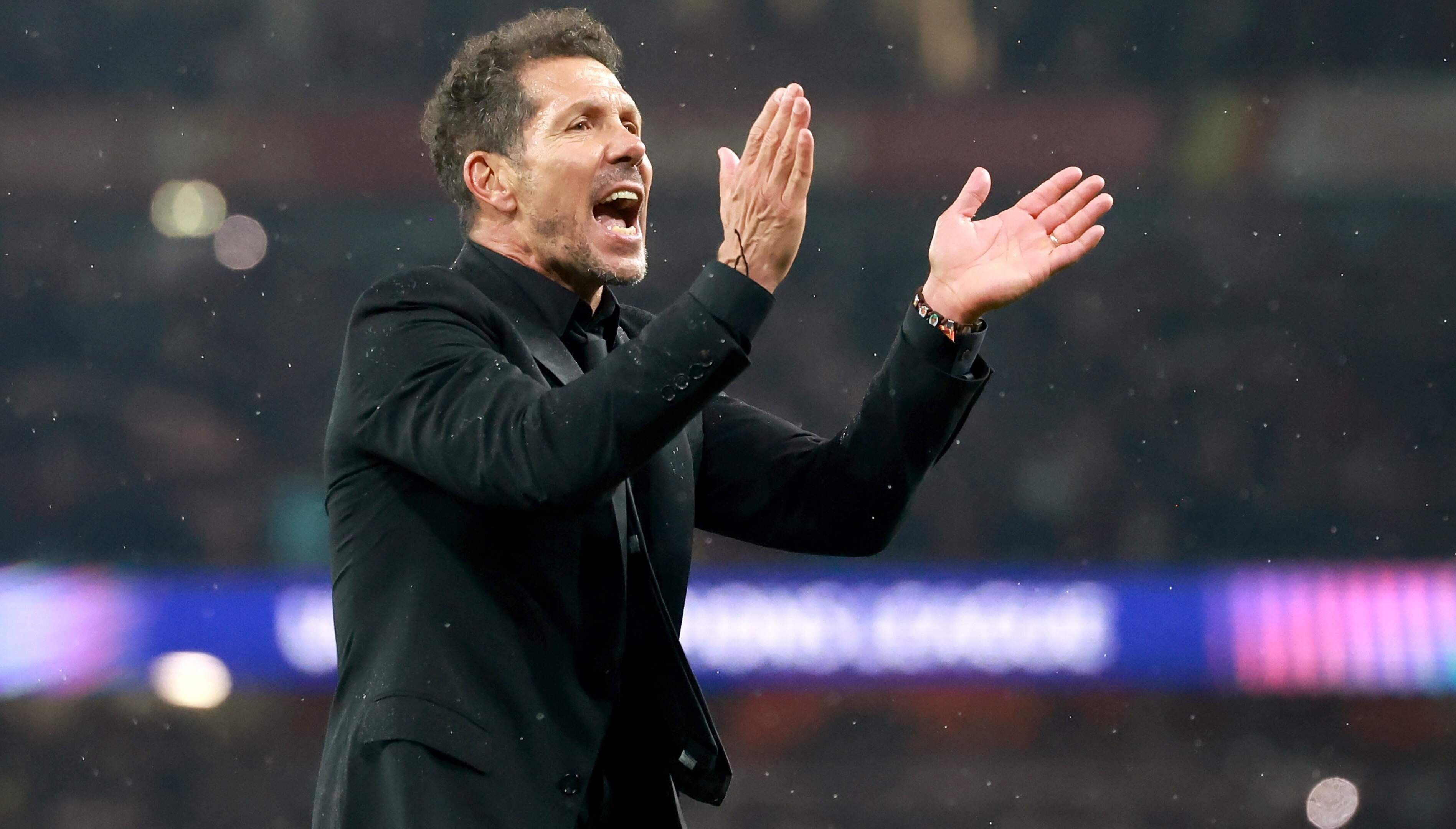 Boze Diego Simeone moet worden weggehouden bij gebarende directeur en stapt zelf op Arsenal-logo