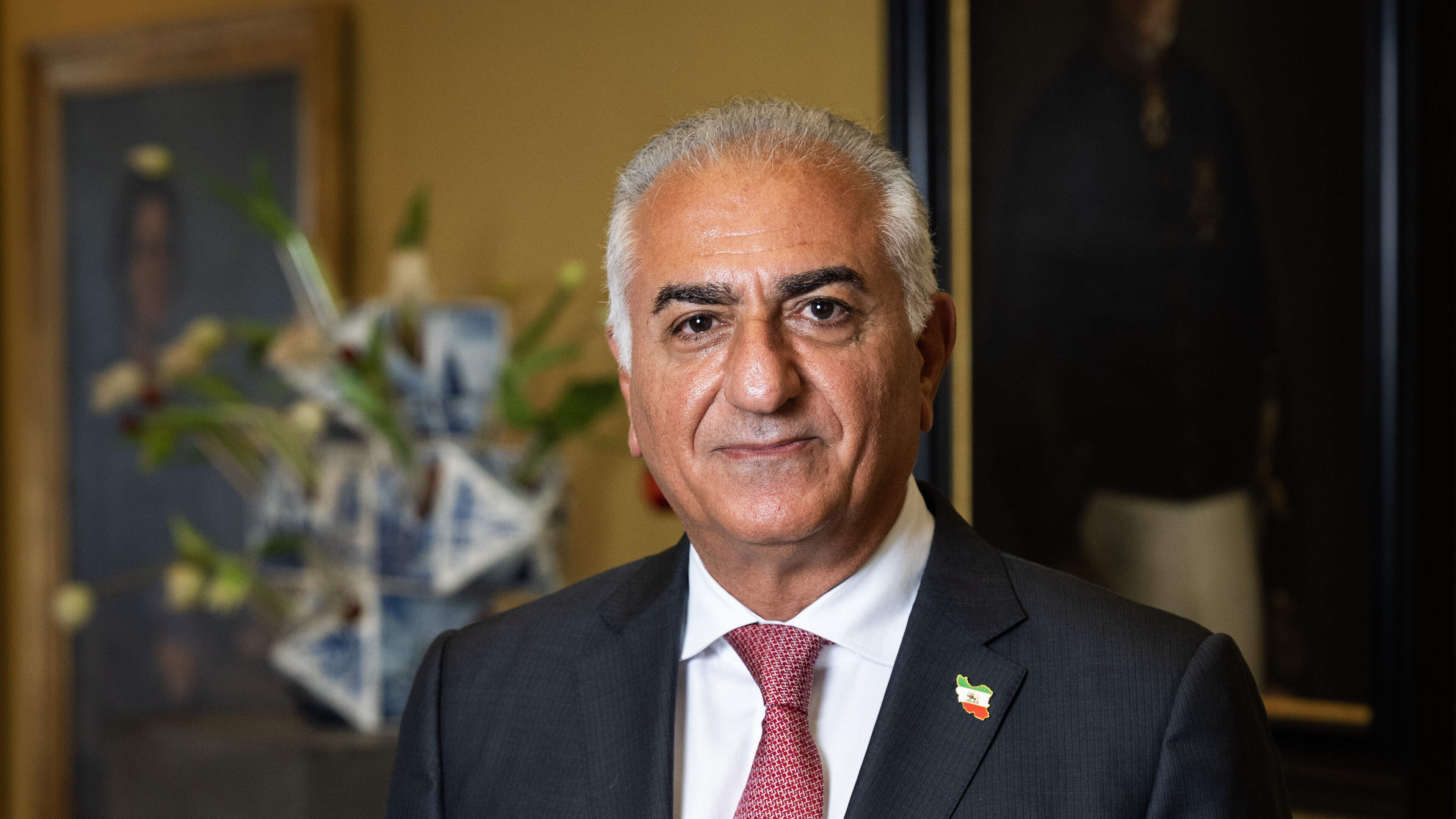 Reza Pahlavi (65), Iraanse kroonprins in ballingschap, ziet een toekomst zonder ayatollahs: ’Dat regime loopt op zijn laatste benen’