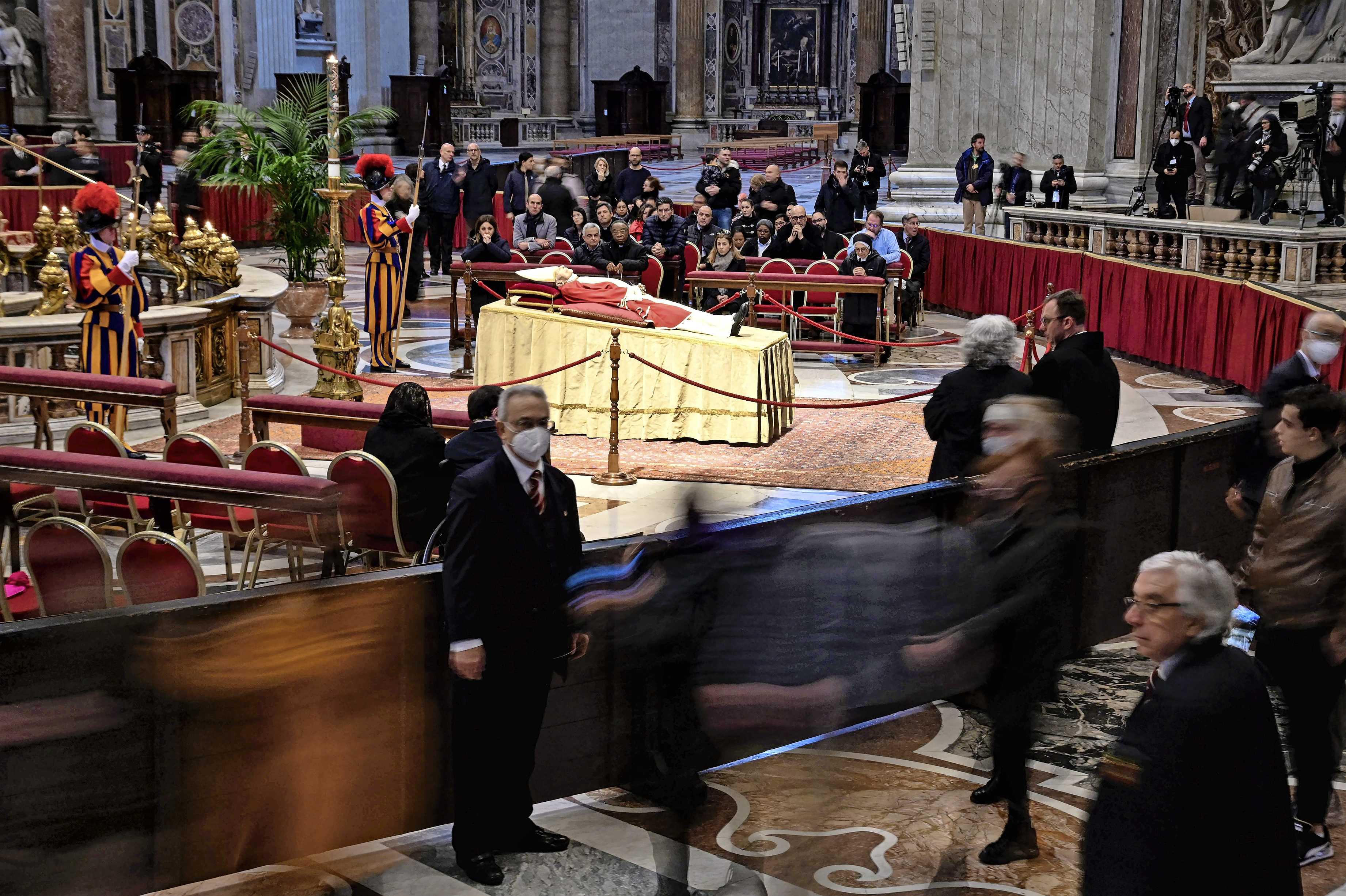 Overleden paus Benedictus opgebaard in Sint-Pieter | De Telegraaf