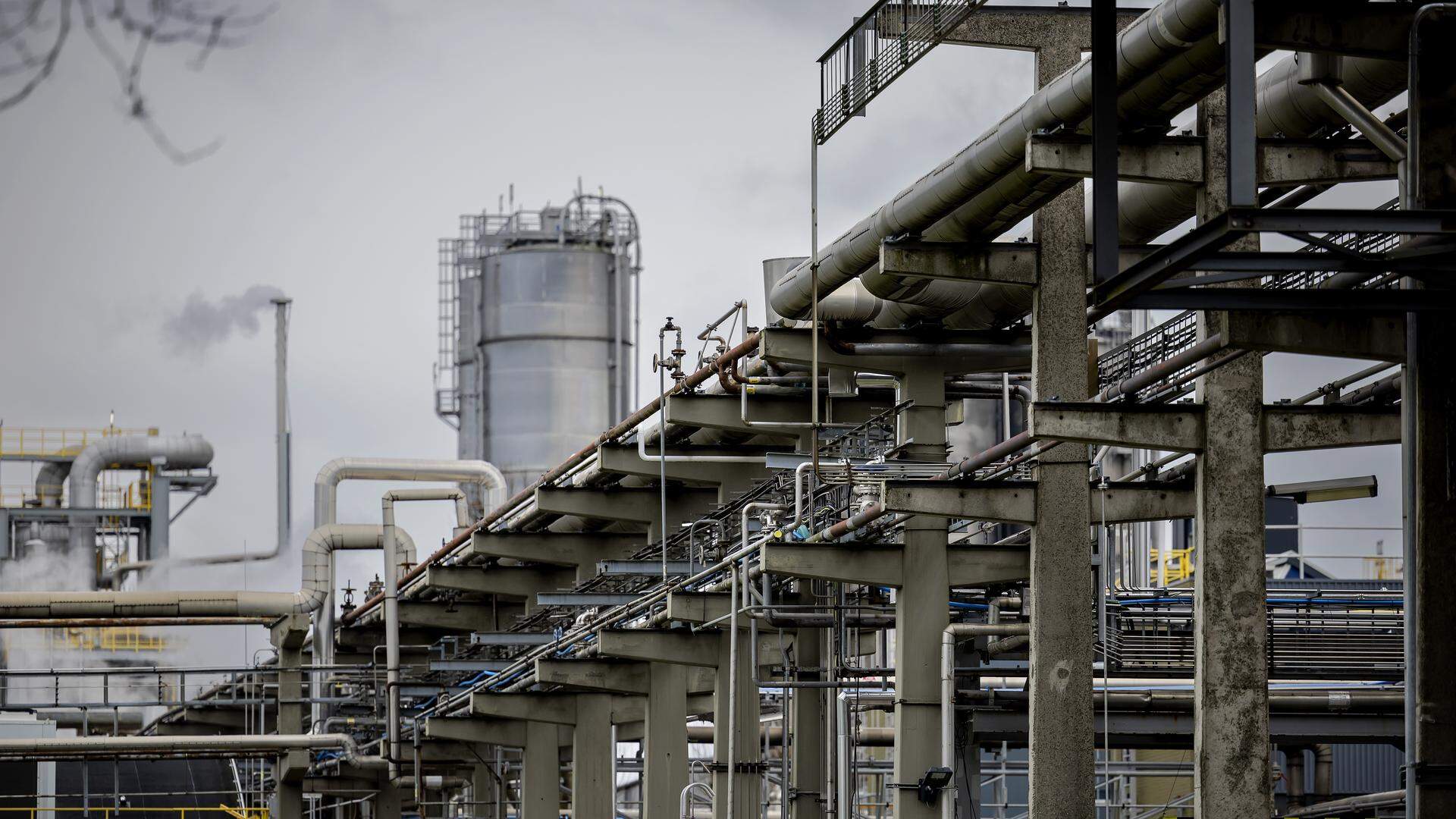 Een chemische installatie op industriepark Chemelot. 