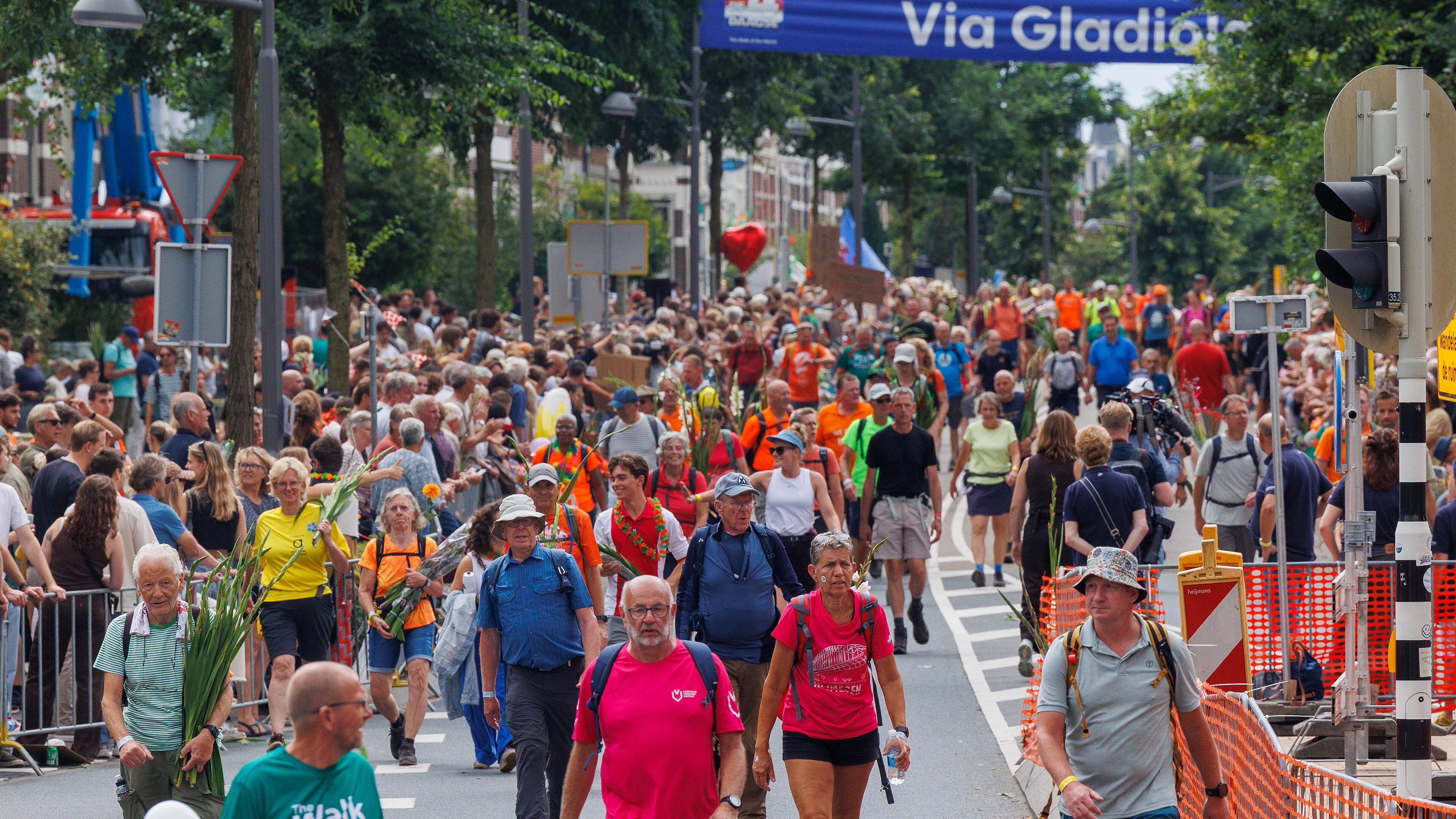 Wandelaars Nijmeegse Vierdaagse genieten na zeer bewogen editie op de Via Gladiola: ’Die mensen juichen je er echt doorheen’
