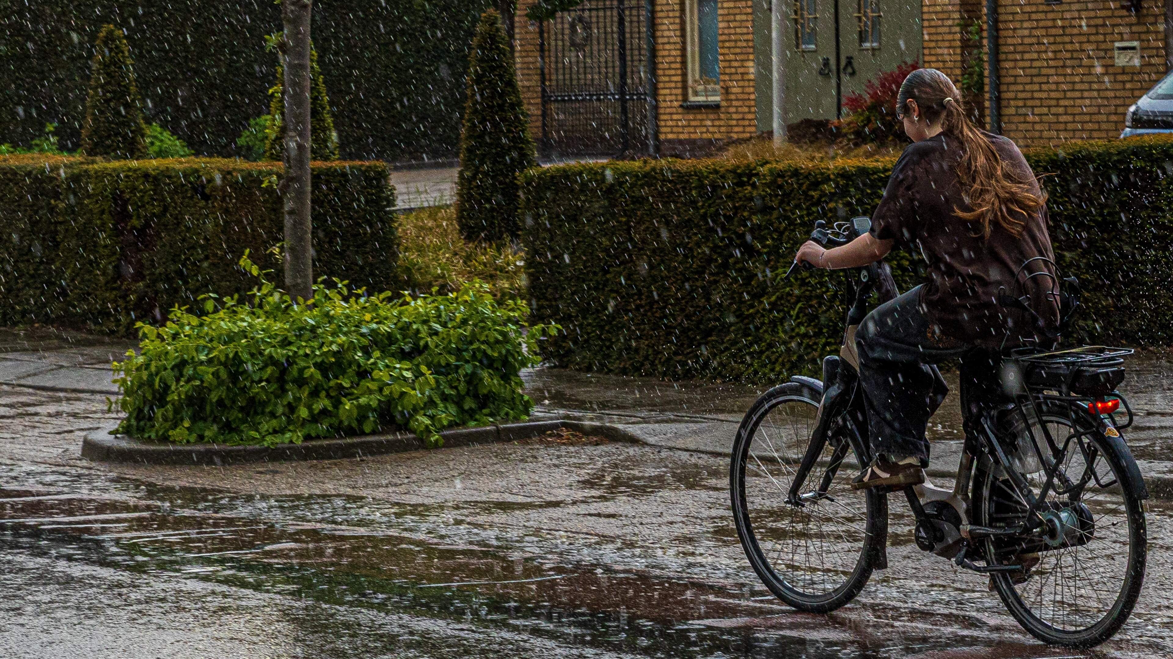 Verschillende weerapps op je telefoon en tóch een flinke regenbui op je hoofd: ’Soms gaat een app de mist in’