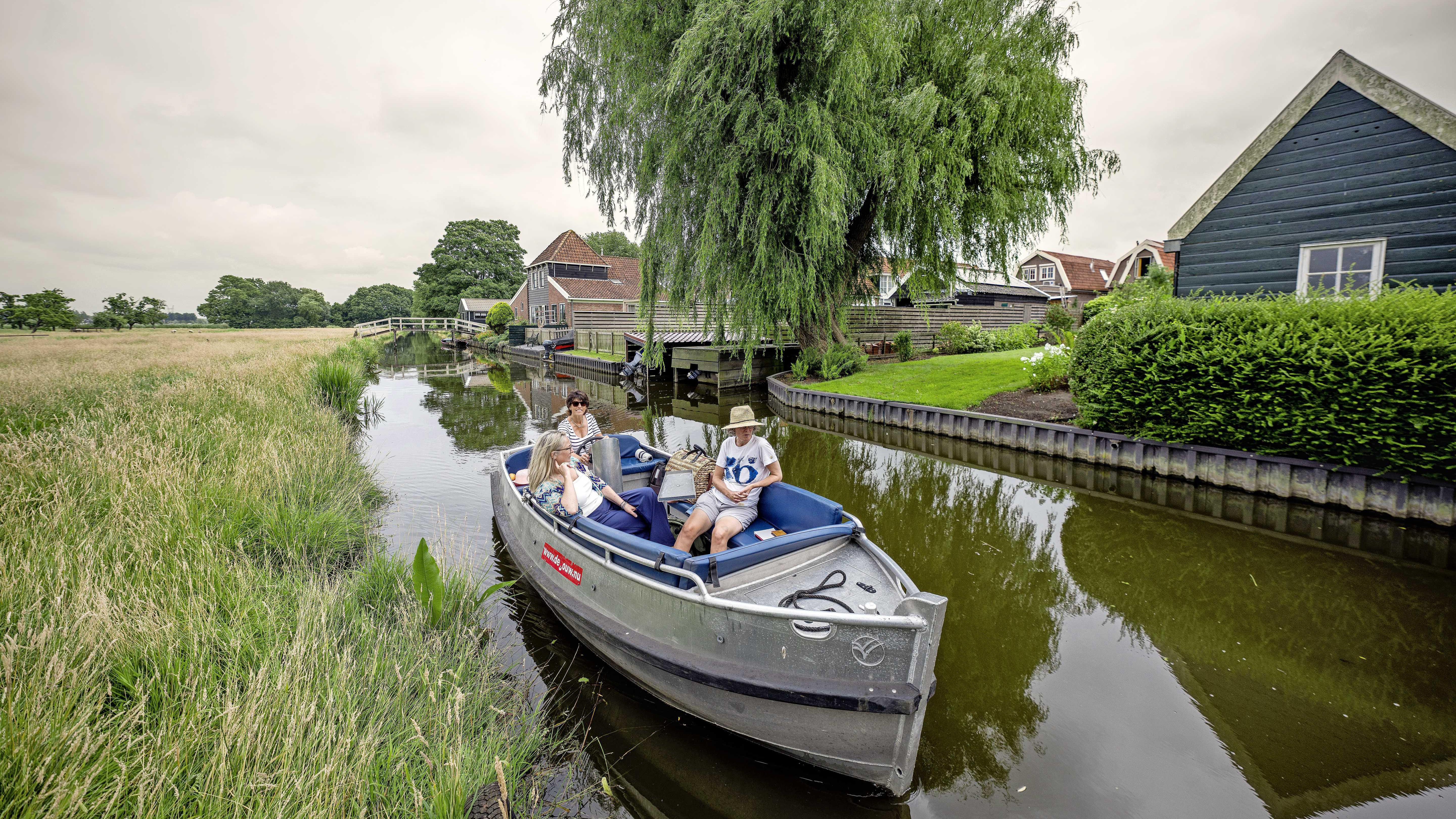 Leuk om te doen deze zomer: varen door De Rijp en de Eilandspolder