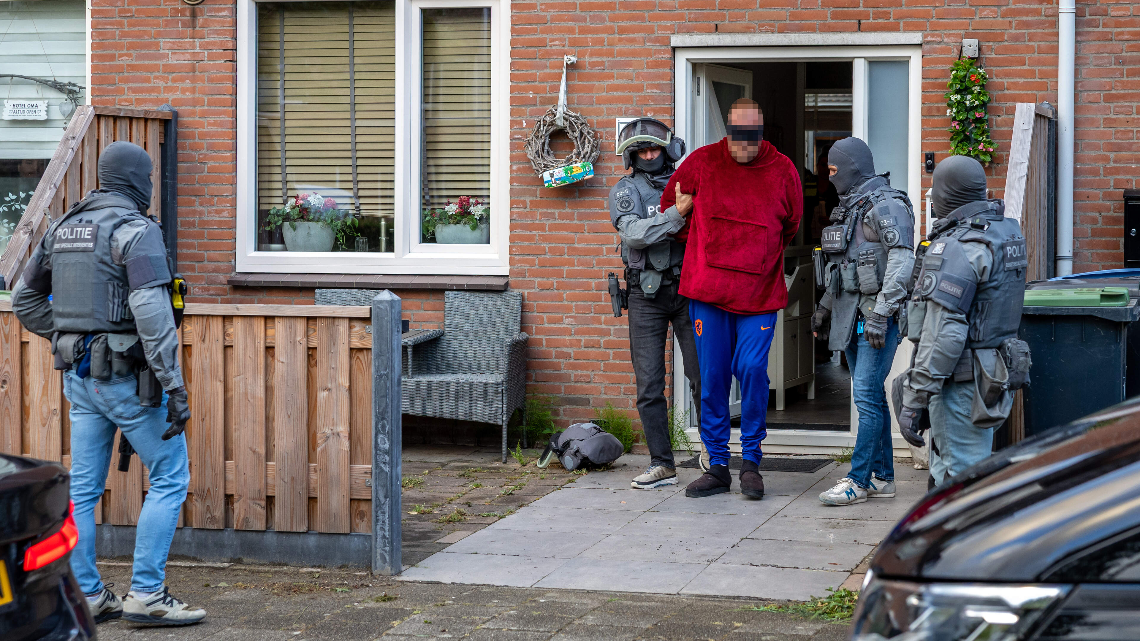 Arrestatieteams vallen meerdere adressen in Hellev