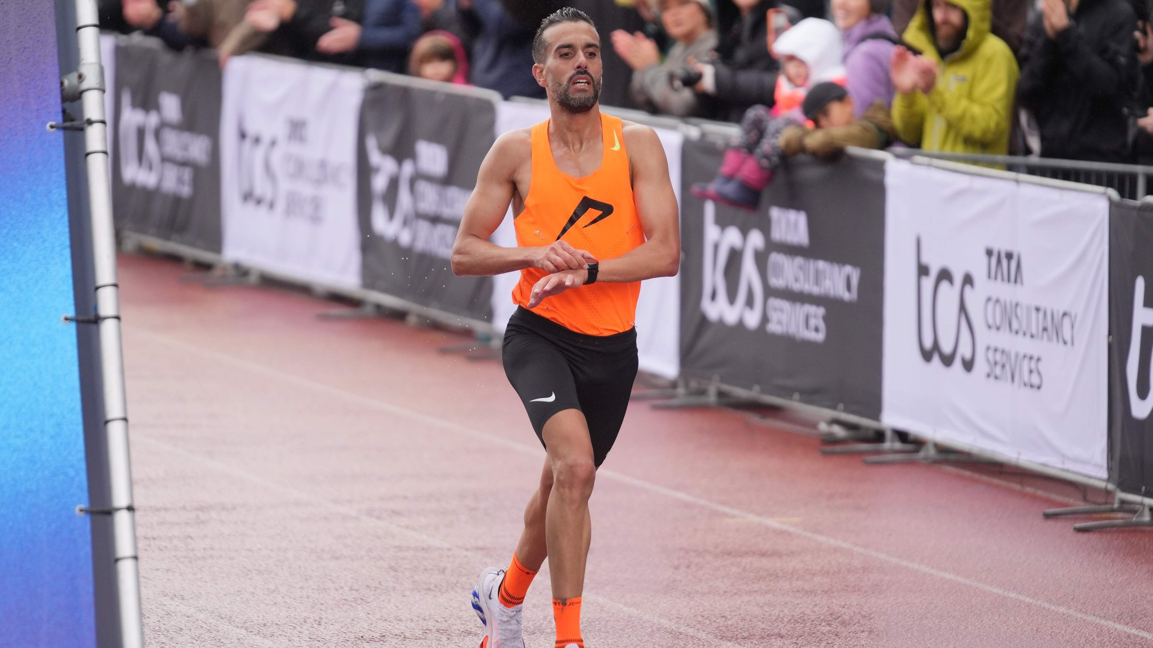 De Amsterdam Marathon is een vat vol emoties: tranen, overgeven en lopers die de schaamte voorbij zijn