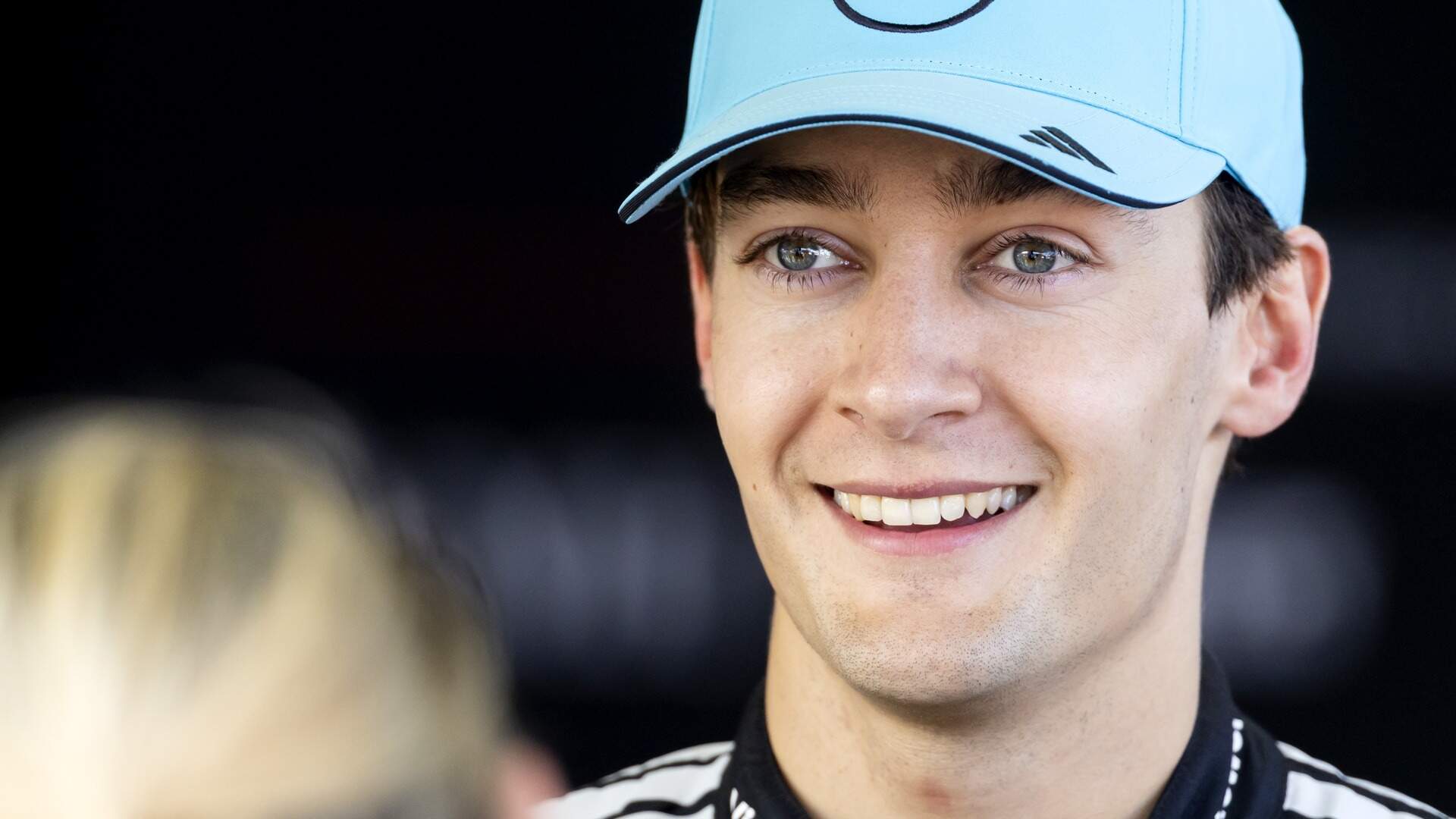 George Russell roept Lando Norris en Max Verstappen op ’minder kritisch ...