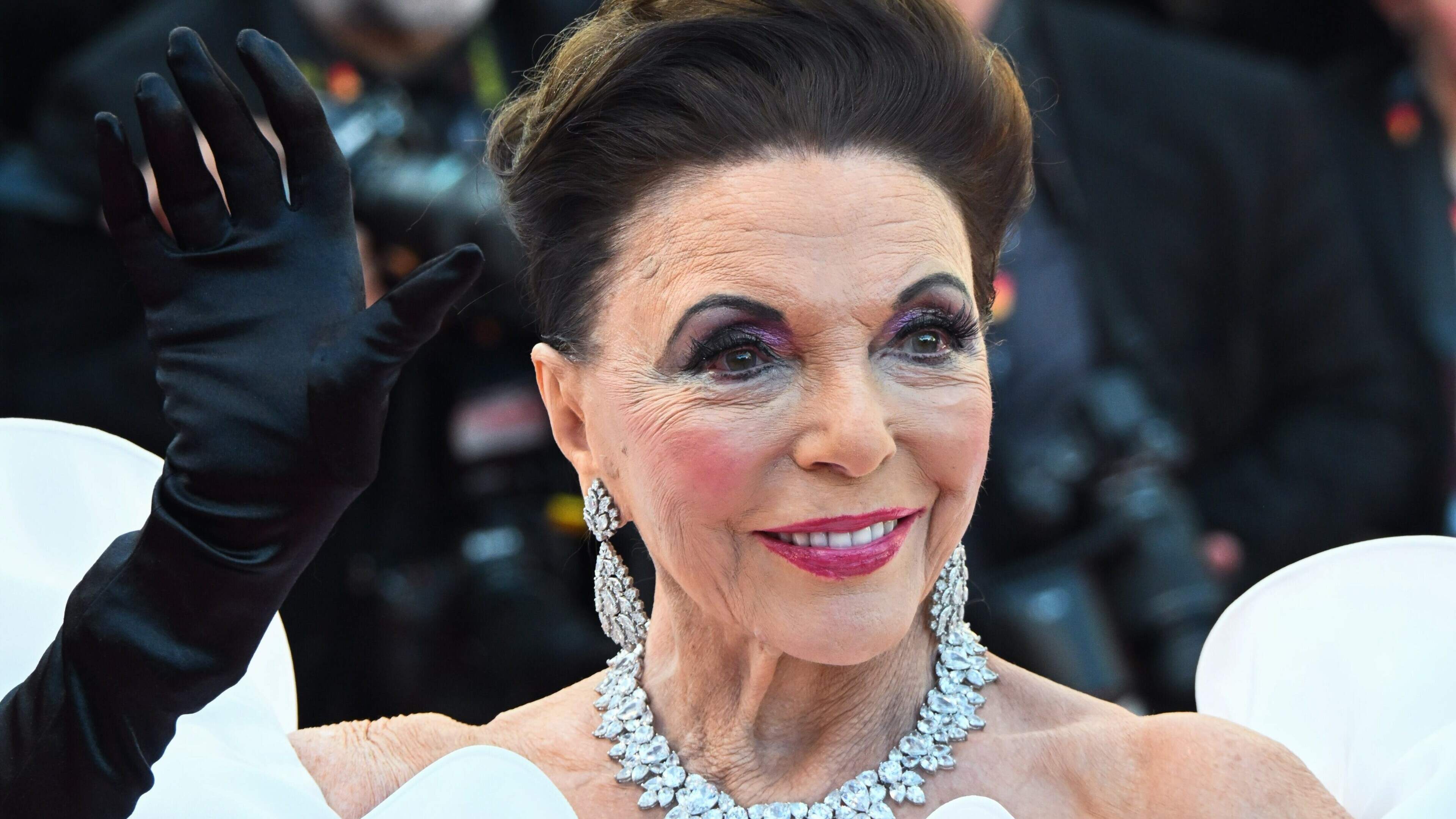 Joan Collins (92) doet publiek in Cannes versteld staan met jeugdige looks zónder botox of chirurgie: dít is haar geheim