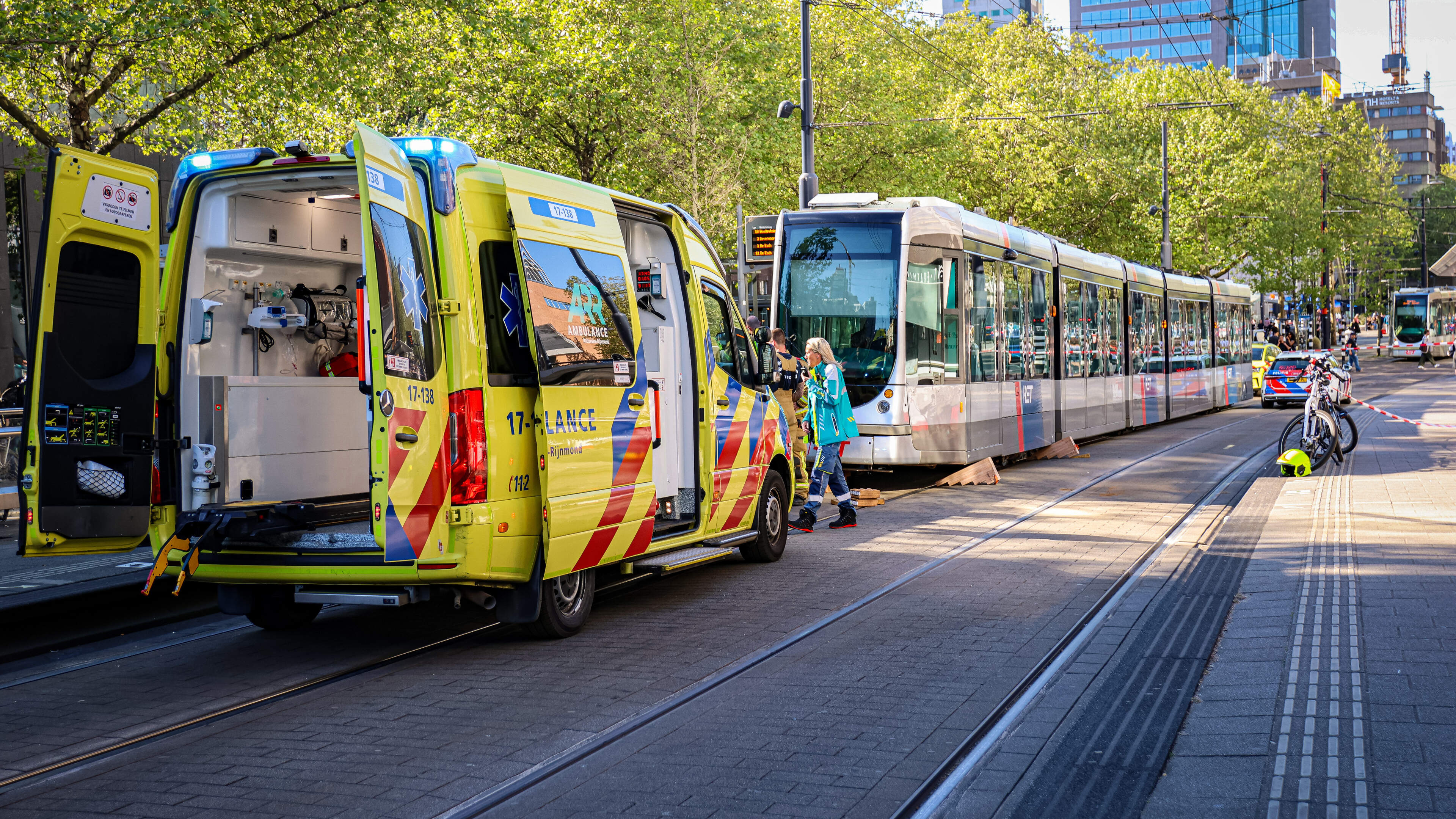 Vrouw (80) bekneld onder tram bij Coolsingel, hinder voor ov