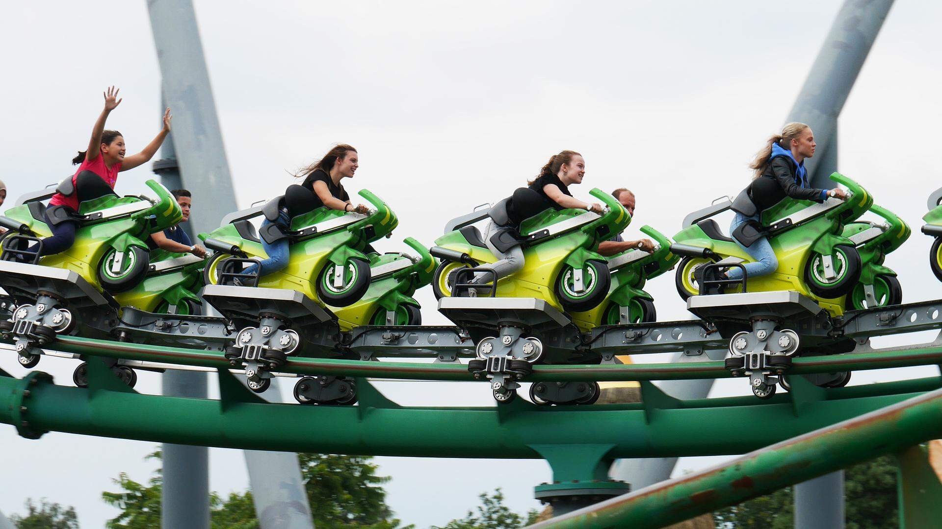 SEVENUM – Attractiepark Toverland in het Limburgse Sevenum is weer volop in bedrijf, waarbij zoveel mogelijk gelet wordt op 1,5 meter afstand tussen bezoekers. Omdat de maximumcapaciteit hierdoor is teruggebracht, moeten bezoekers vooraf reserveren. Wel is het park nu tot 21.00 uur ’s avonds open. Omdat bij de attracties eenrichtingsroutes zijn ingesteld mag niemand meer de wachtrij verlaten. Iedereen moet ook zelf de beugels van de attracties sluiten. Op afstand wordt dat gecontroleerd door medewerkers.
ANP COPYRIGHT VIDIPHOTO