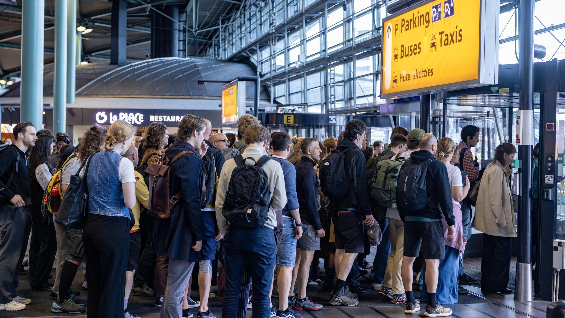 Een aannemer van ProRail begint rond 22.00 uur aan de reparatie van het defect, een „complexe klus”. Het herstel duurt naar verwachting de hele nacht.