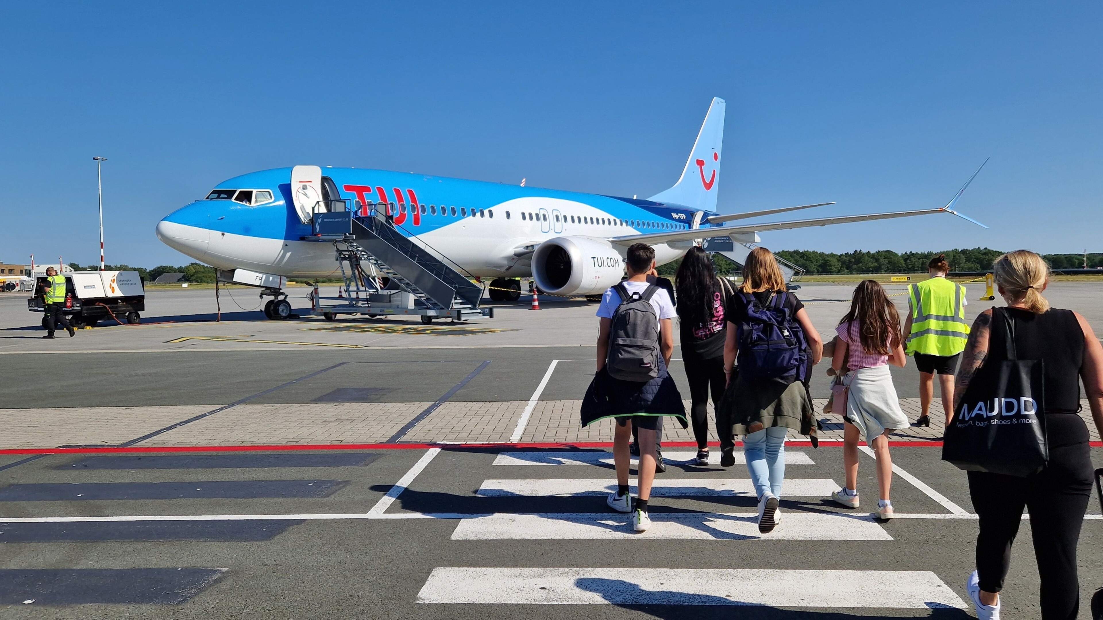 Nederlander betaalt zich straks blauw aan belasting op verre vliegreis: ’Waanzin om dit nu in te voeren’