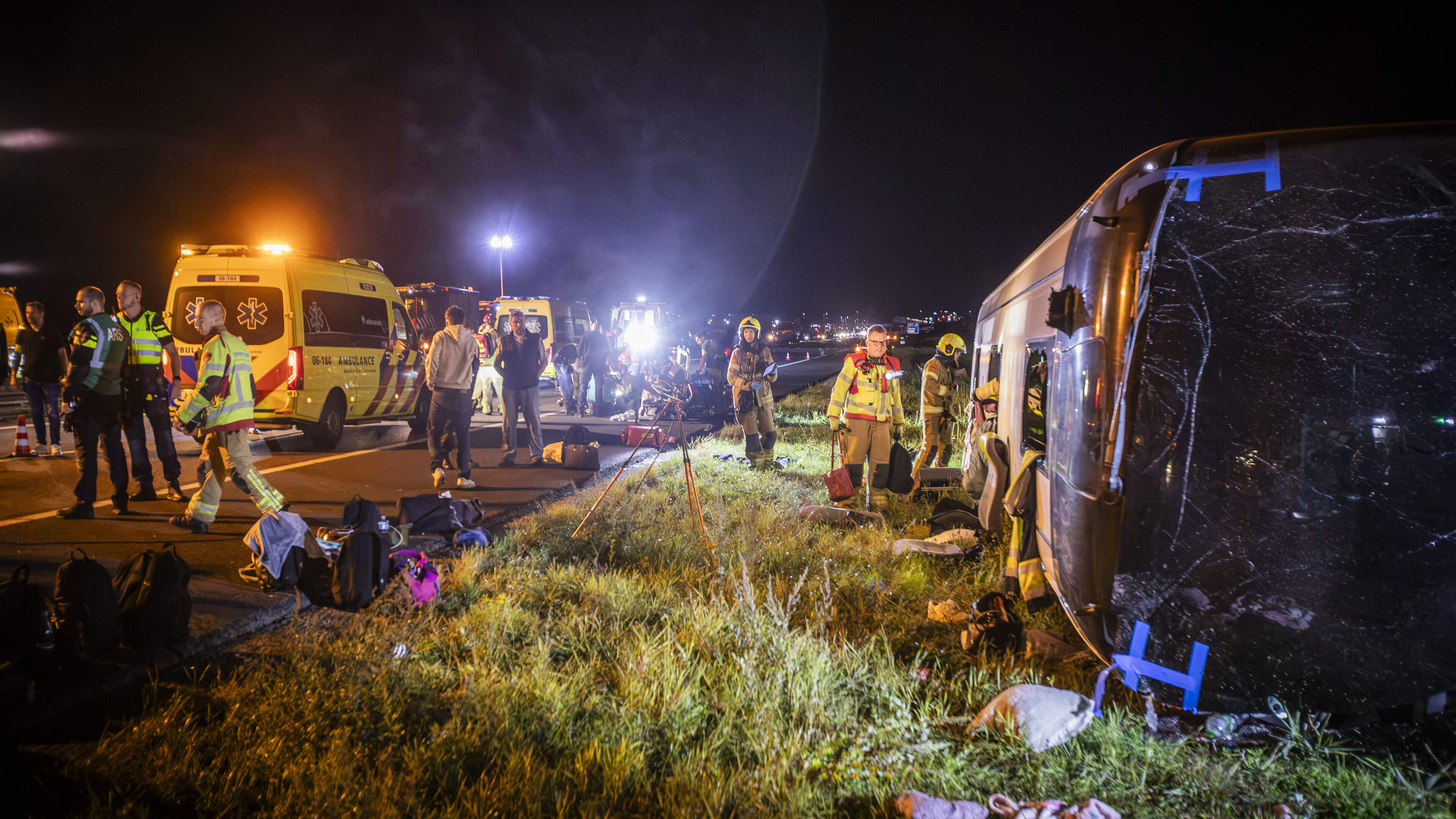 Meerdere gewonden bij ongeluk Oostenrijkse touringcar en bestelbus op A28