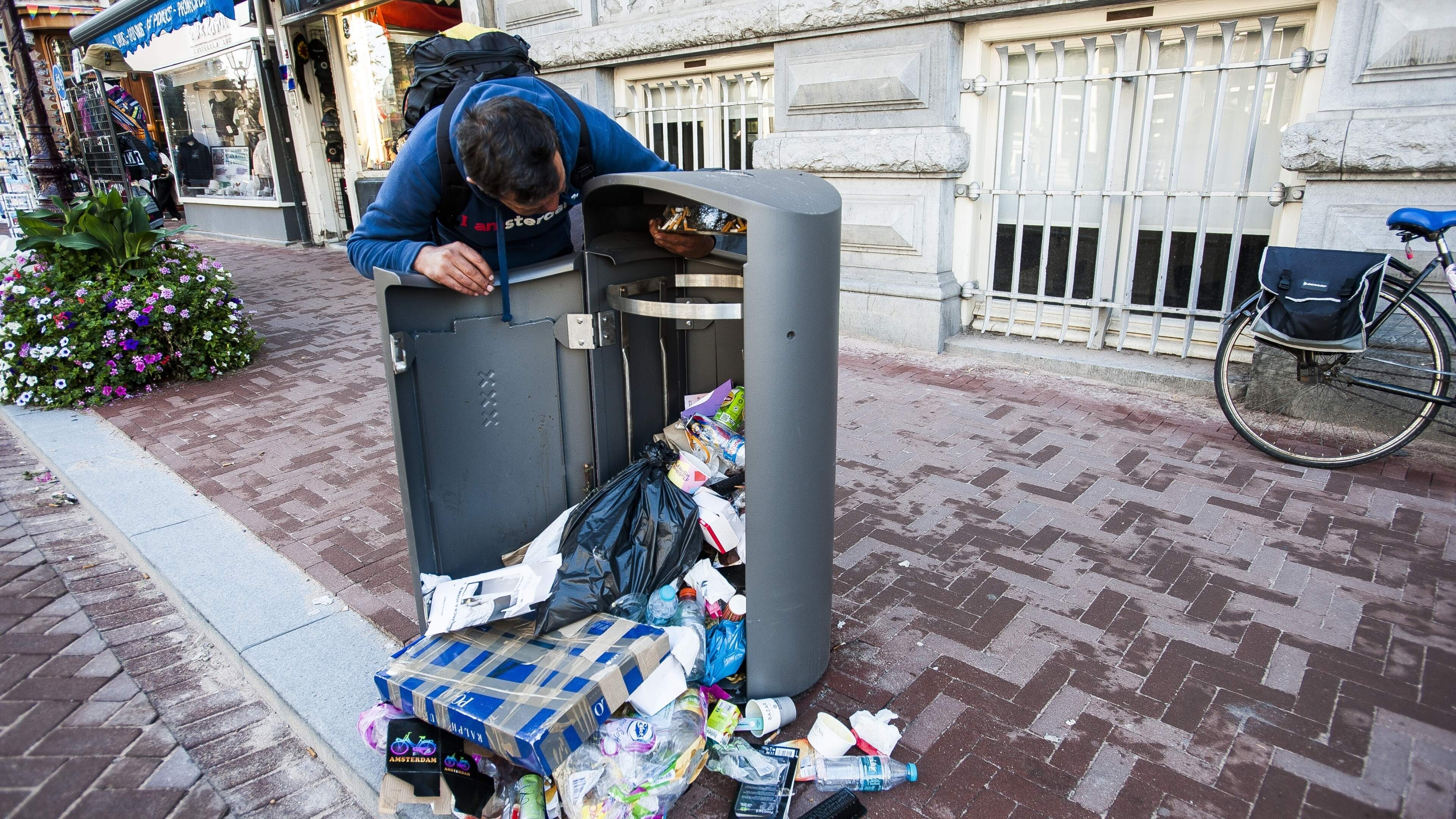 Gevecht tussen gemeente Amsterdam en statiegeldbedrijf Verpact: wie betaalt de nieuwe prullenbakken?
