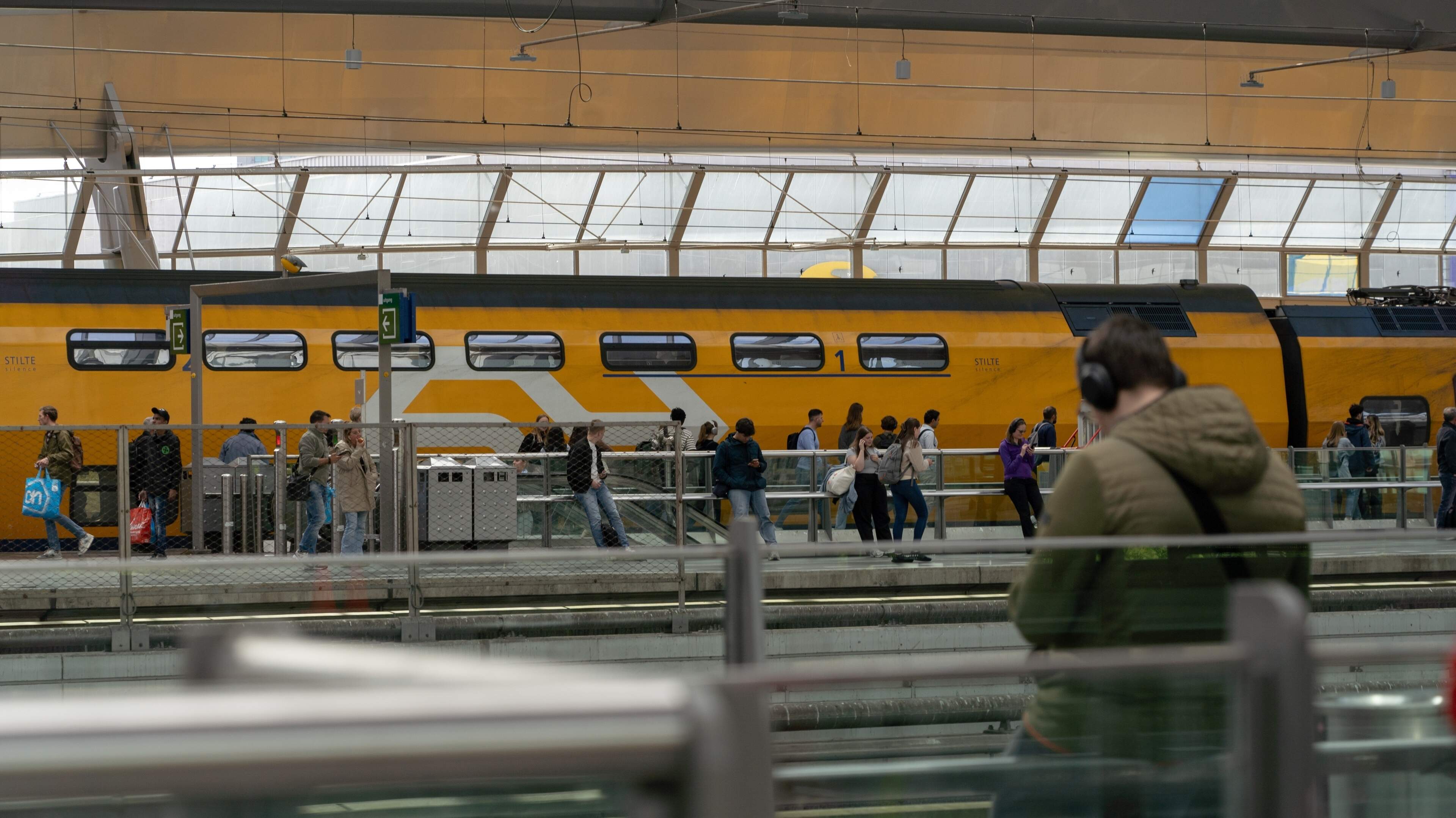 Man in rolstoel overleden na ongeluk op station Bijlmer Arena, geen treinverkeer tussen Amsterdam en Utrecht