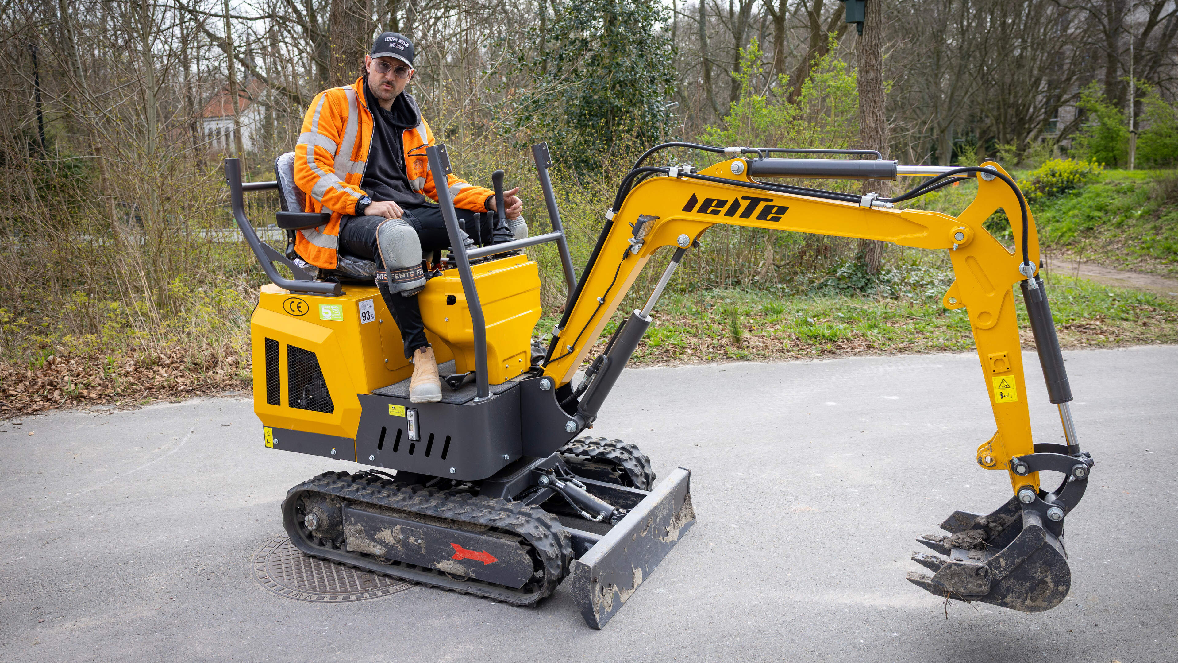 Mátyás (36) kocht minigraafmachine via Alibaba: ’Mensen verklaarden me voor gek’